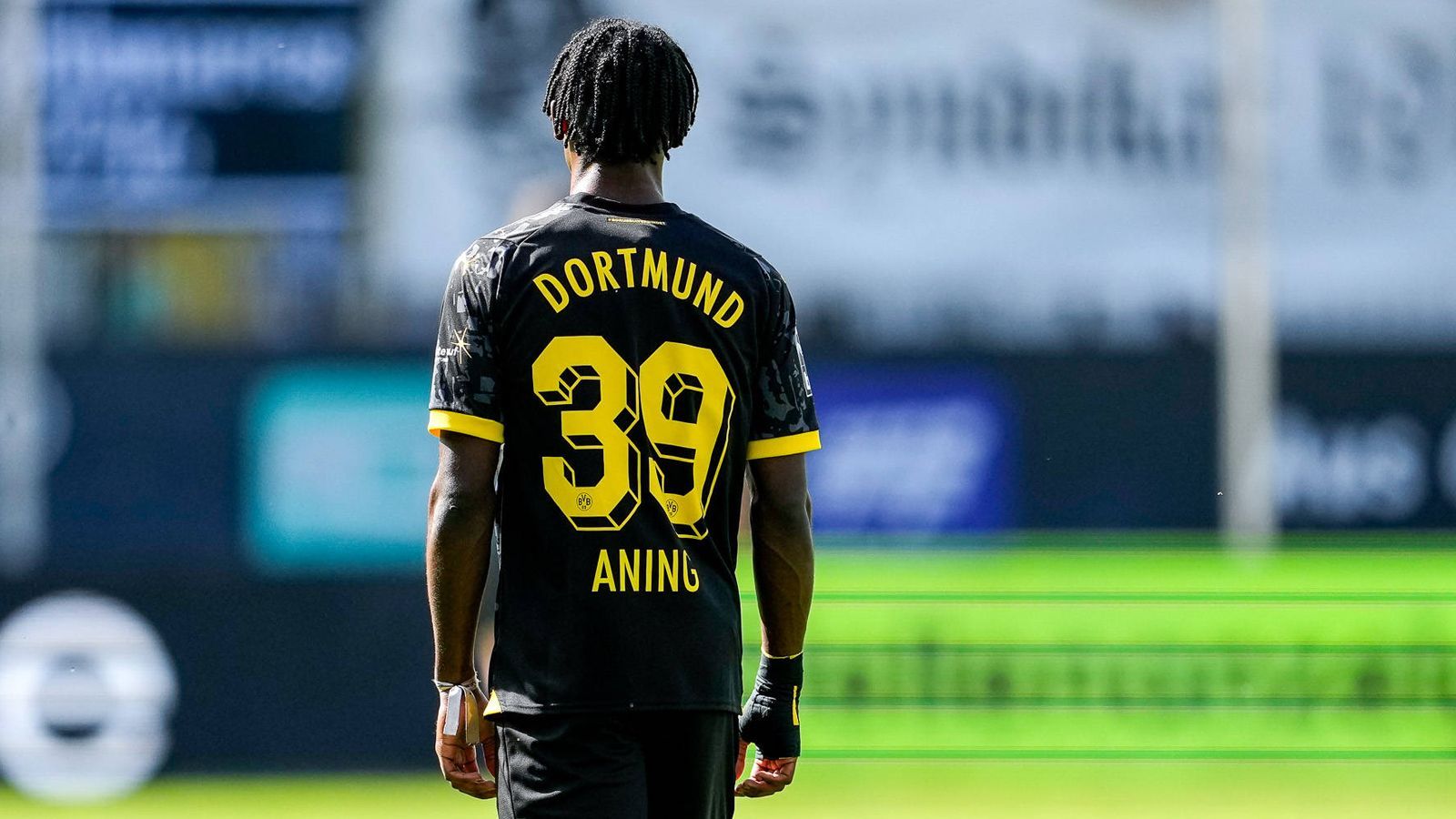 <strong>Prince Aning</strong><br>Prince Adu-Addae Junior Aning kam 2022 von Ajax Amsterdam zu den Schwarz-Gelben. Der Linksverteidiger wurde mehrmals von Verletzungen zurückgeworfen und konnte so sein Talent nie wirklich zeigen. Der 20-Jährige hat noch zwei Jahre Vertrag, doch könnte Dortmund im Sommer gegen eine entsprechende Entschädigung wieder verlassen. Es wäre spannend zu wissen, wie er performen könnte, wenn er Konstanz in seine Gesundheit reinbekäme.