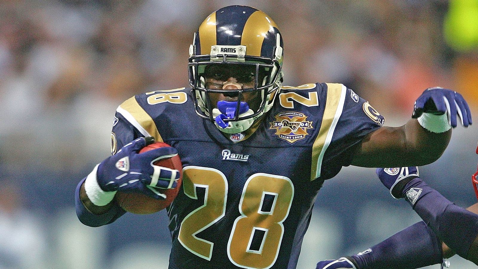 
                <strong>Marshall Faulk, Karriereende 2006</strong><br>
                Neben Quarterback Kurt Warner war der Running Back der zweite große Star der "Greatest Show on Turf". Nachdem Faulk 1999 von den Indianapolis Colts zu den St. Louis Rams getradet wurde, erlebte er die erfolgreichste Zeit seiner Karriere. In seinem ersten Jahr dort gewann der ehemalige Nummer-2-Pick im Draft 1994 den Super Bowl, im Jahr darauf folgte die Auszeichnung als NFL MVP. Dreimal wurde er zum Offensive Player of the Year ausgezeichnet. Nach seiner Spieler-Karriere war er in verschiedenen Formaten beim "NFL Network" zu sehen, wurde aber nach dem Vorwurf der sexuellen Belästigung entlassen. 
              