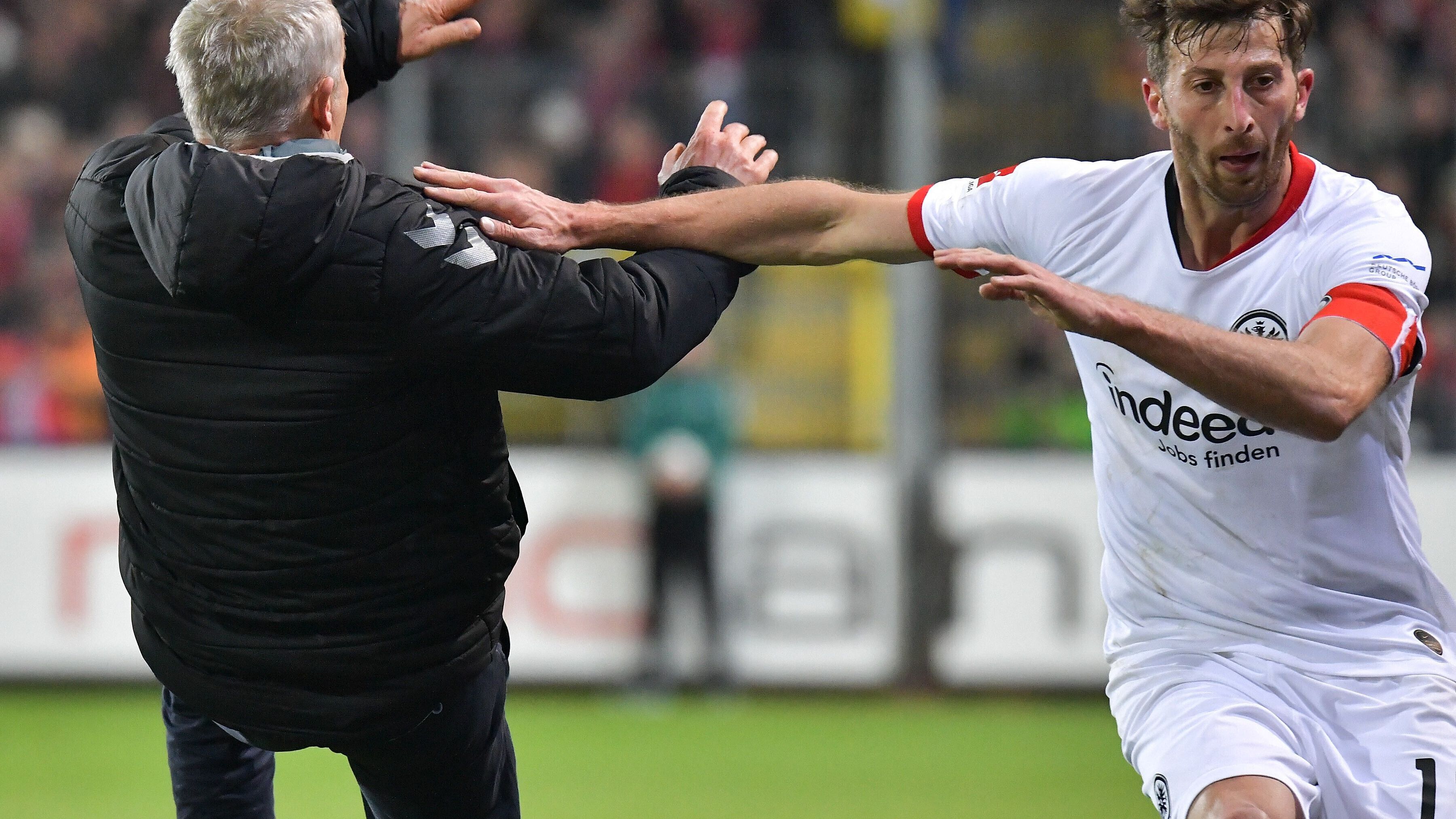 <strong>Christian Streich und David Abraham</strong><br>Christian Streich, der Trainer des SC Freiburg, bekam im November 2019 einen Bodycheck vom Frankfurter David Abraham verpasst. Der Argentinier stürmte dem Ball, der ins Seitenaus hüpfte, hinterher. Dabei stand ihm der SC-Trainer im Weg, welchen Abraham kurzerhand umrannte. Der damalige Eintracht-Kapitän wurde mit der roten Karte vom Platz gestellt. Der Innenverteidiger entschuldigte sich nach dem Vorfall.&nbsp;