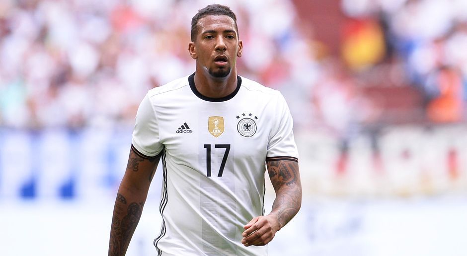 
                <strong>Jerome Boateng (Deutschland)</strong><br>
                Abwehr: Jerome Boateng (Deutschland). Er ist der Abwehr-Chef im Team von Bundestrainer Joachim Löw. Rechtzeitig zur EM wurde der Weltmeister wieder fit und kann im Kampf um den EM-Titel eine entscheidende Rolle spielen. Boateng zeigt Top-Leistungen und gilt aktuell nicht umsonst als einer der besten Innenverteidiger der Welt.
              