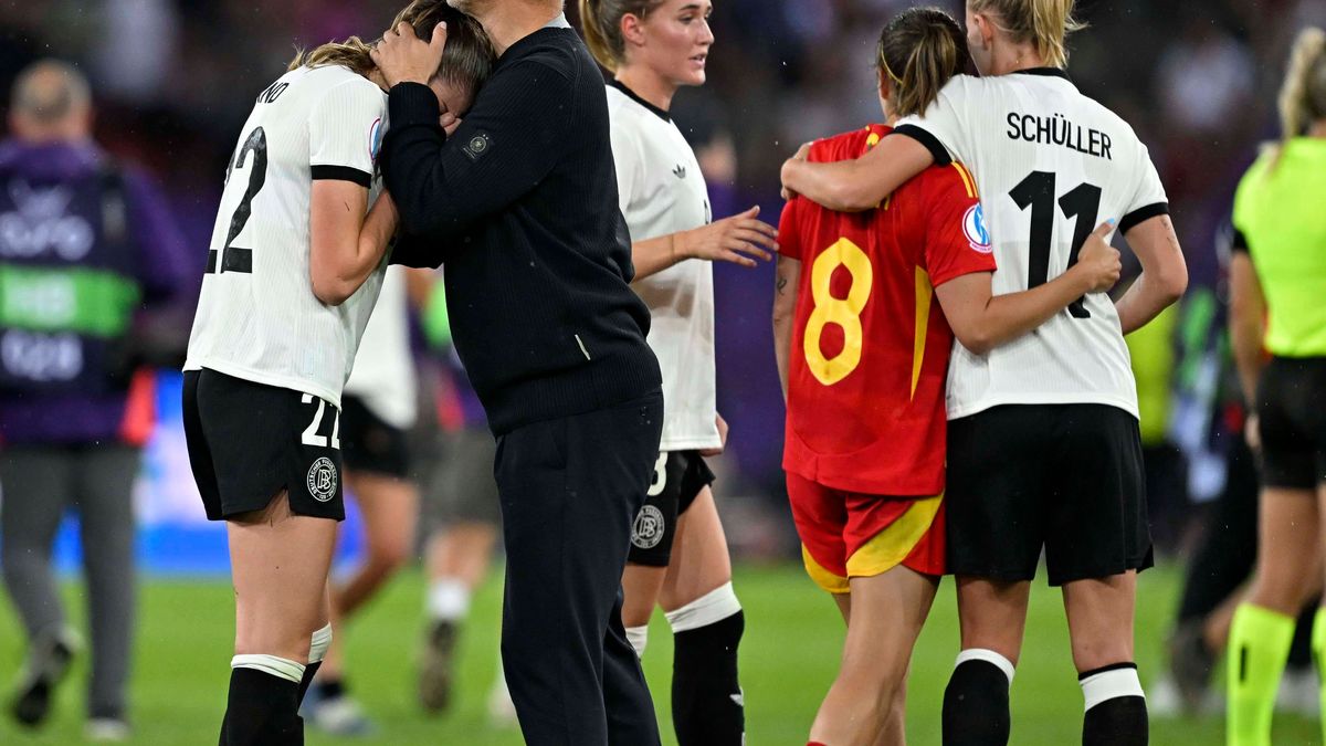 23.07.2025, UEFA Frauen-Europameisterschaft 2025 in der Schweiz. Halbfinale, Deutschland - Spanien, Im Stadion Letzigrund Zürich. v.l. Jule Brand (Deutschland) wird von Trainer Christian Wück (Deut...