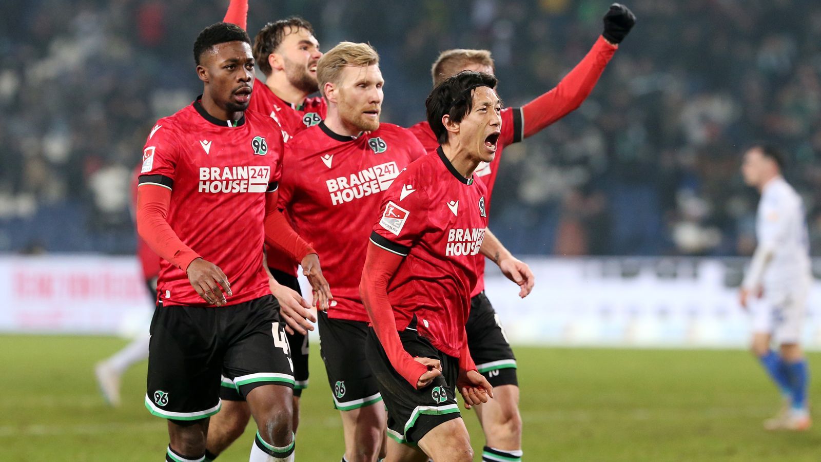 <strong>8. Hannover 96</strong><br><strong>Neuzugänge:</strong>&nbsp;-<br><strong>Abgänge:</strong>&nbsp;Monju Thaddäus Momuluh (Bielefeld, Leihe)<br><strong>Vorbereitung:</strong>&nbsp;4:0 gegen Zürich, 3:0 und 1:2 gegen Ajax Amsterdam<br><strong>Prognose:</strong>&nbsp;Top 6 - Hannover liegt 7 Punkte hinter dem Relegationsplatz. Die Truppe ist unser Geheimtipp. Wenn es glücklicher als in der Hinrunde läuft, ist das Thema Aufstieg noch nicht abgehakt.&nbsp;