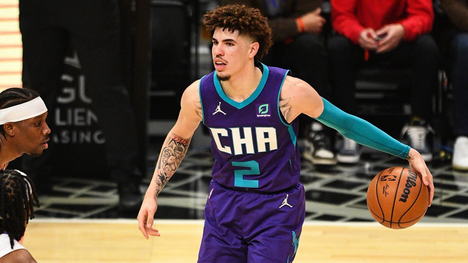 
                <strong>15. Platz: LaMelo Ball (Charlotte Hornets)</strong><br>
                &#x2022; 39 Spiele - <br>&#x2022; 19,0 Points pro Spiel - <br>&#x2022; 7,3 Rebounds pro Spiel - <br>&#x2022; 7,7 Assists pro Spiel -<br>&#x2022; 37,1% Dreierquote - <br>
              