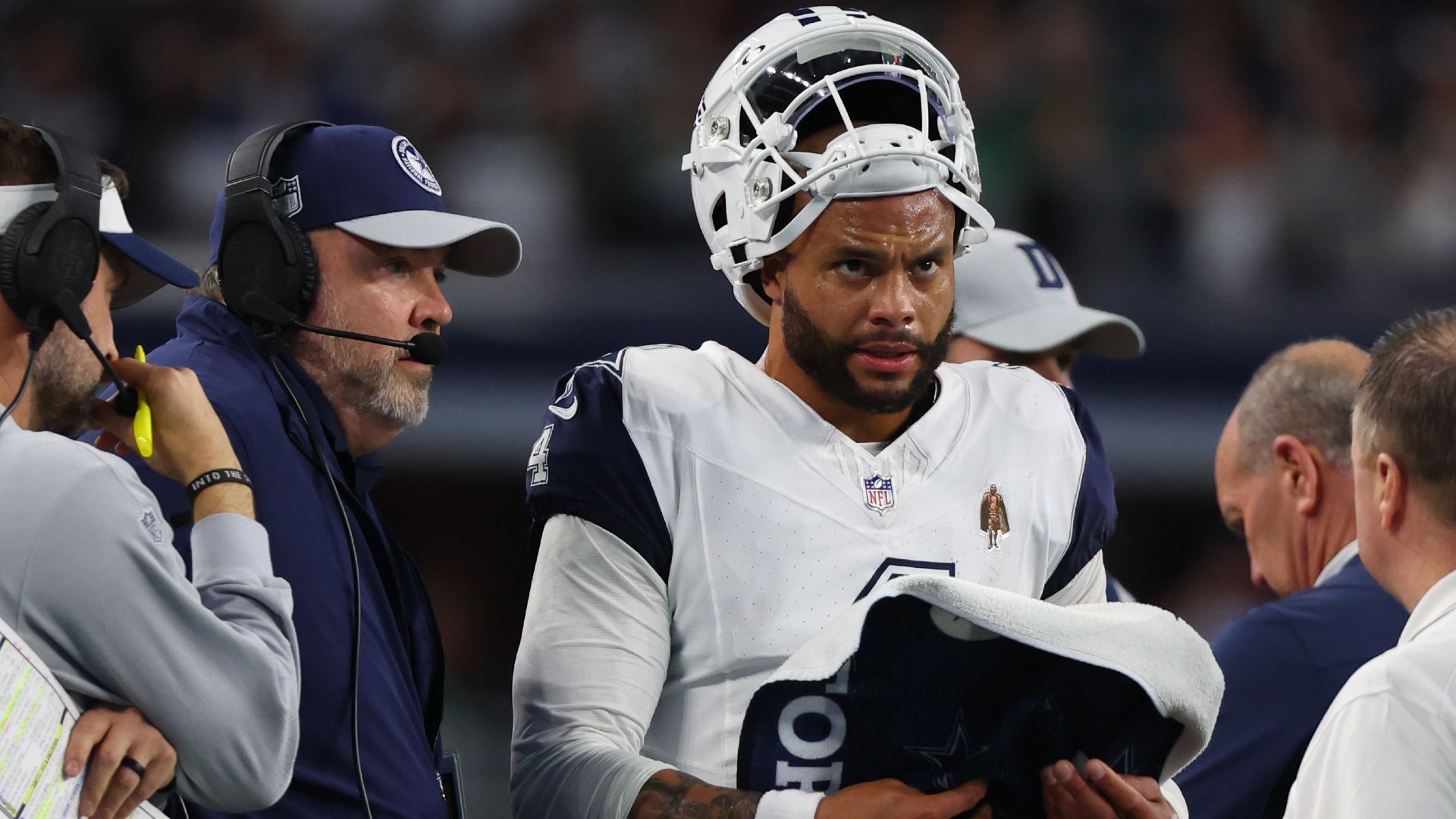 <strong>Verlierer: Dak Prescott und Mike McCarthy (Dallas Cowboys)</strong><br>Die heftige Pleite gegen die Green Bay Packers könnte sowohl für den Quarterback als auch für Head Coach McCarthy Konsequenzen haben. Beide kollabierten regelrecht unter dem riesigen Erwartungsdruck bei "America's Team", das endlich mal wieder den Super Bowl erreichen wollte. Prescotts beste Tat war noch die Einordnung seiner eigenen Leistung: "Ich habe es verkackt."