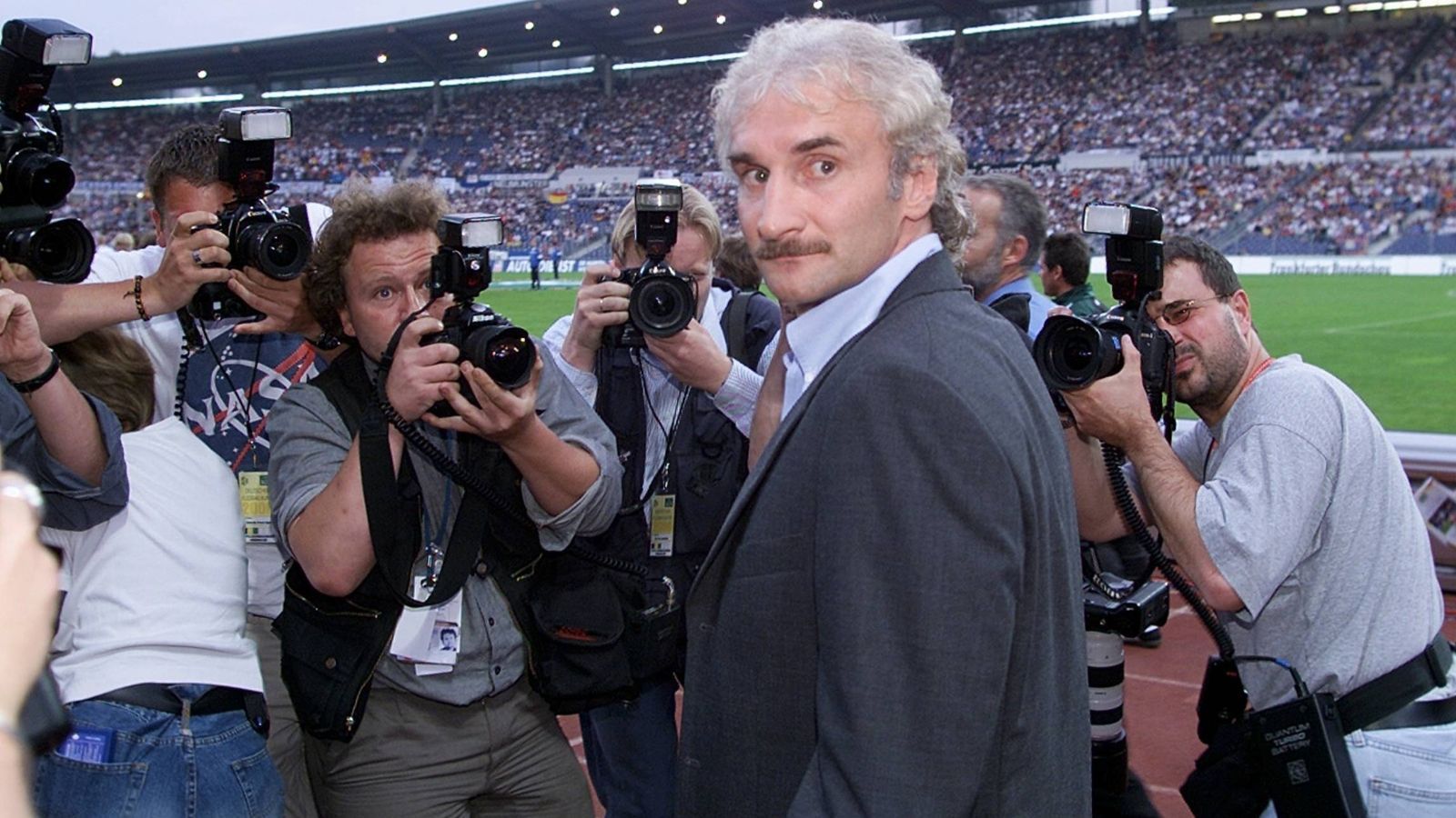 
                <strong>Rudi Völler</strong><br>
                Eigentlich war Rudi Völler im Jahre 2000 nur als Übergangslösung angedacht, weil Christoph Daum ein Jahr später das Amt übernehmen sollte. Aufgrund einer Haarprobe, die ein Drogenkonsum von Daum nachwies, kam es bekanntlich anders. Unter Völler setzte Deutschland gleich ein Ausrufezeichen und gewann das erste Spiel mit ihm als Trainer gegen Spanien mit 4:1.
              