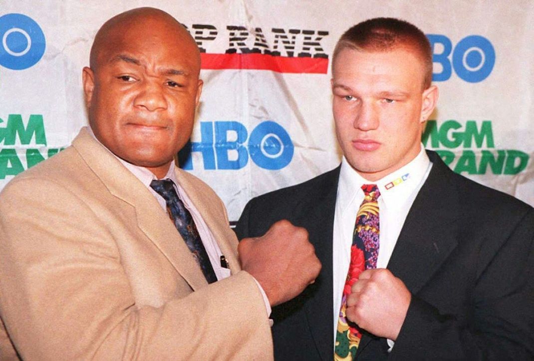 Trafen auch im Ring aufeinander: Axel Schulz (r.) trauert um George Foreman