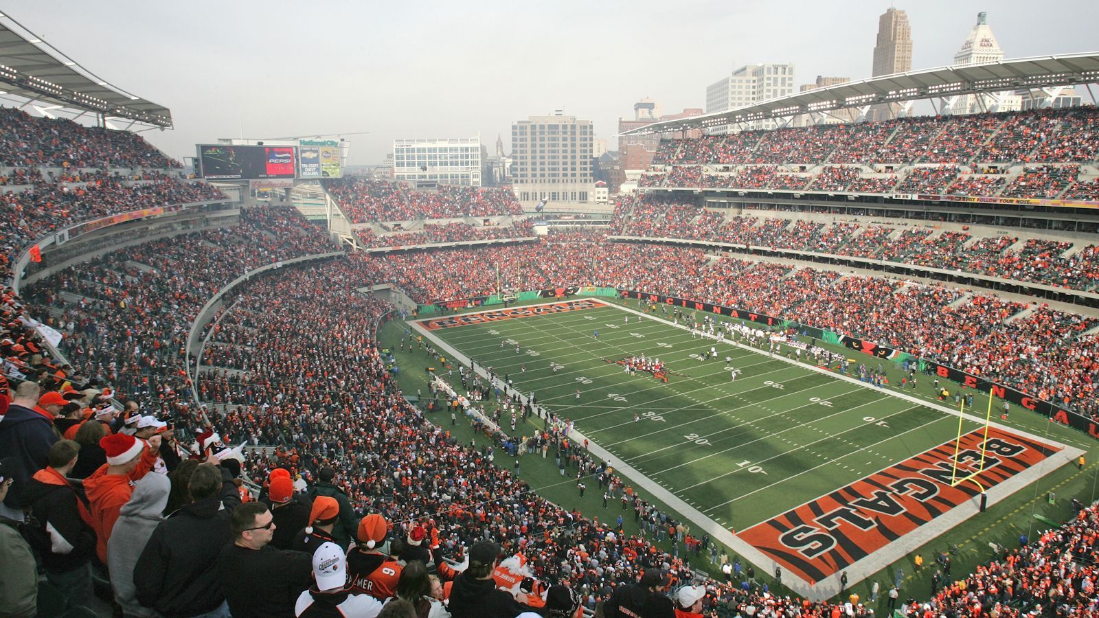 <strong>Cincinnati Bengals: Paycor Stadium</strong><br>
                • Kapazität: 65.515&nbsp;<br>• Eröffnung: August 2000&nbsp;<br>• Kosten: 455 Millionen Dollar<br>• Eigentümer: Hamilton County