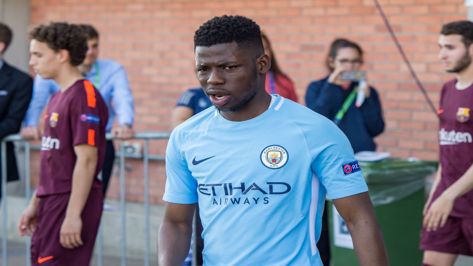 
                <strong>Rabbi Matondo ( Manchester City) </strong><br>
                Auf der Suche nach einem flinken Außenstürmer bringt die britische Boulevard-Zeitung "Sun" nun das 18-jährige City-Talent Rabbi Matondo ins Spiel. Der Rekordmeister würde für den englischen Flügelflitzer laut "Sun" umgerechnet bis zu 11,3 Millionen Euro bezahlen. Bisher kam der Youngster nur in der U23 von Manchester City zum Zug.
              