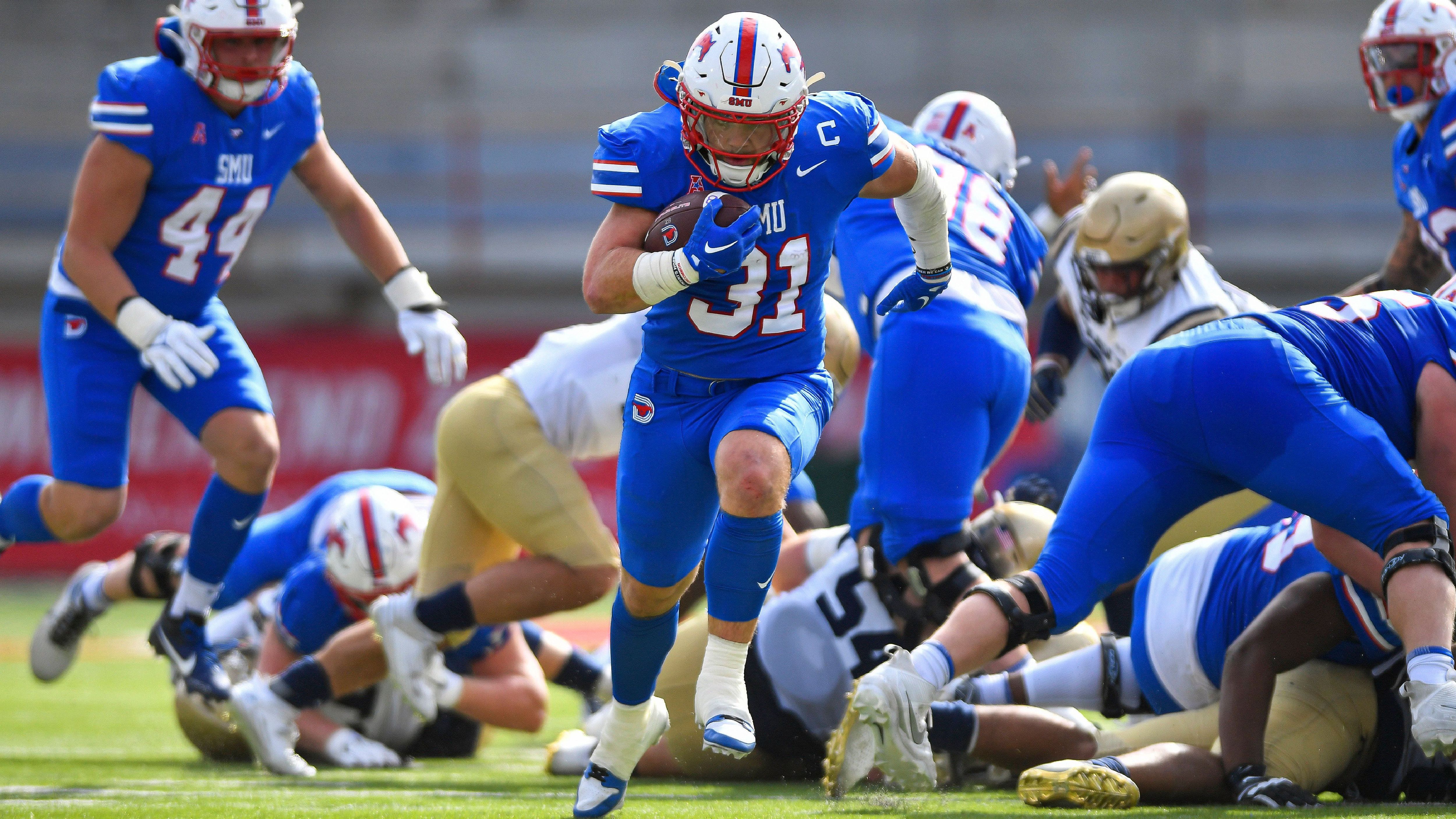 <strong>25. SMU Mustangs (vorher nicht gerankt) 10-2<br></strong>Nach dem 59:14-Erfolg über Navy schaffen die SMU Mustangs es erstmals in dieser Saison in die Top 25. Am Wochenende geht es im Conference-Finale gegen Tulane um den AAC-Titel.