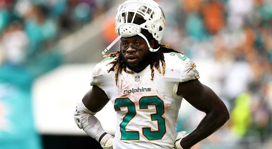 
                <strong>Jay Ajayi (Philadelphia Eagles)</strong><br>
                Auch der Blockbuster-Trade von Jay Ajayi überrascht die NFL-Welt. Die Miami Dolphins geben ihren Starting-Running-Back an die Philadelphia Eagles ab. Ajayi stand nach einer starken vergangenen Saison im Pro Bowl 2017. Die Franchise aus Florida erhält nur einen Viertrundenpick von den Eagles. Der Gegenwert erschließt sich für viele Experten nicht. Bei den Eagles macht Ajayi ab sofort LeGarette Blount Konkurrenz im Backfield.
              