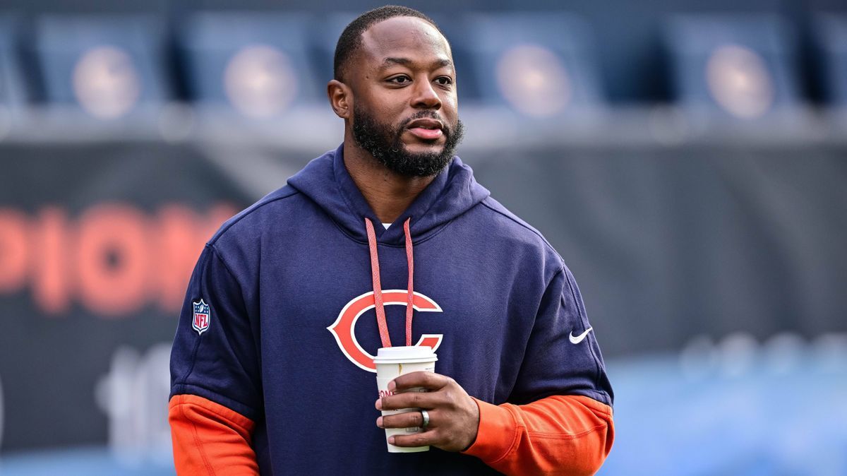 NFL, American Football Herren, USA Green Bay Packers at Chicago Bears Nov 17, 2024; Chicago, Illinois, USA; Chicago Bears offensive coordinator Thomas Brown looks on before the game against the Gre...