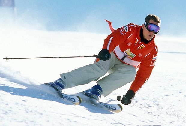 
                <strong>Schwerer Ski-Unfall</strong><br>
                Schumacher hatte bei einem Ski-Unfall gegen einen Felsen auf einer Skipiste in Meribel/Frankreich seine Kopfverletzungen erlitten. Bereits bei der Ankunft im Krankenhaus habe Schumacher Hirnschädigungen gehabt, ohne Helm wäre er wohl bereits verstorben
              