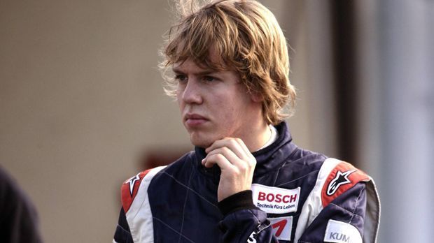 
                <strong>Formel 3</strong><br>
                Die Formel 3 ist eine der wichtigsten Nachwuchsserien. Sie war in der Vergangenheit Sprungbrett für zahlreiche Formel-1-Stars wie Lewis Hamilton, Sebastian Vettel (Foto), Nico Rosberg, Nico Hülkenberg, Valtteri Bottas, Max Verstappen oder Lance Stroll.
              