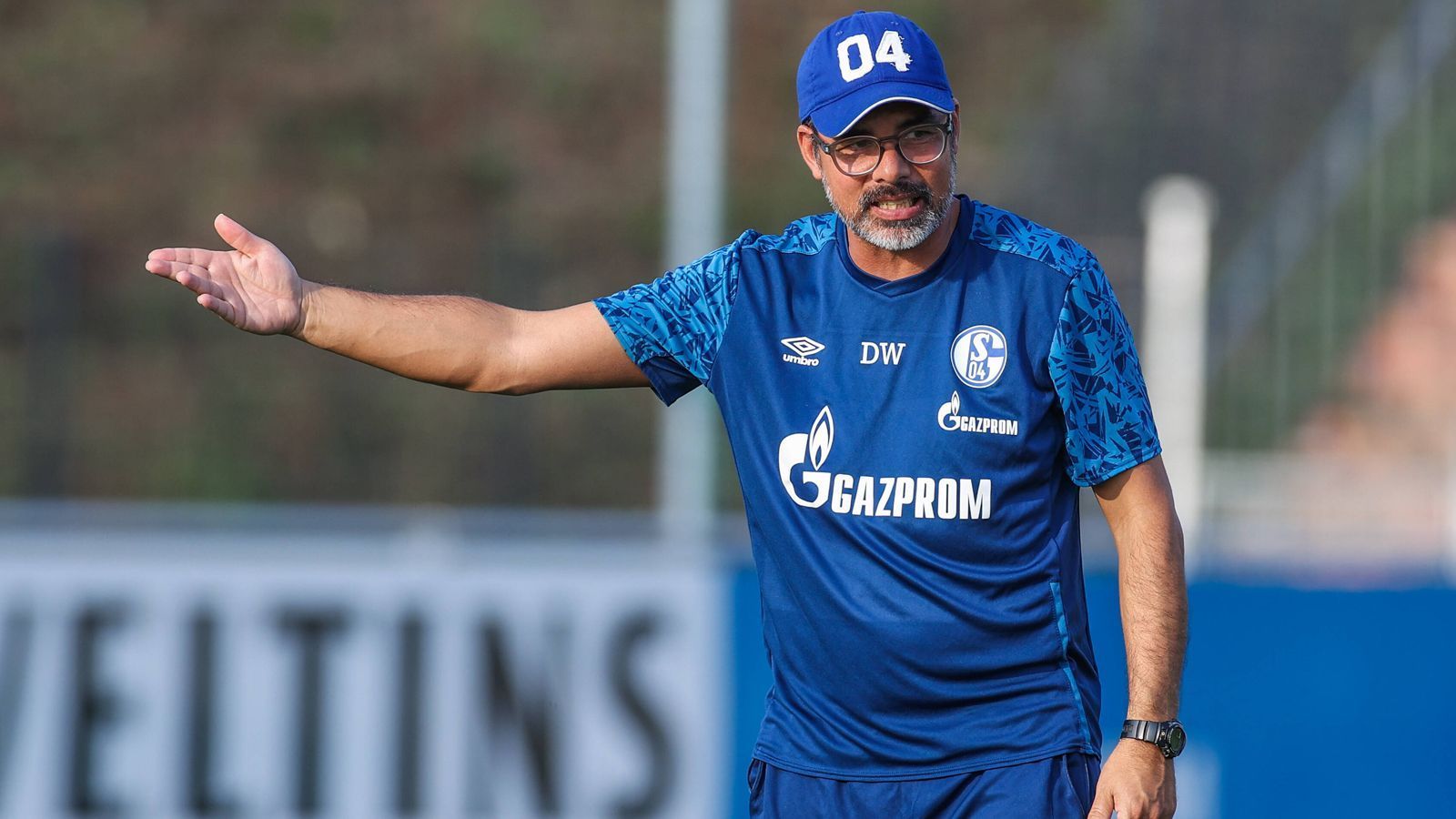 
                <strong>FC Schalke 04</strong><br>
                Brennpunkt auf Schalke? Der FC Schalke. Nach der Horror-Rückrunde steht vor allem Trainer David Wagner von Anfang an im Fokus. Wie die "Bild" berichtet, soll er intern nicht mehr viele Fürsprecher haben. Einige Aufsichtsräte sowie Kaderplaner Michael Reschke zweifeln demnach am 48-Jährigen. Er sei taktisch limitiert, so der Vorwurf. Das wird ein heißer Herbst.
              