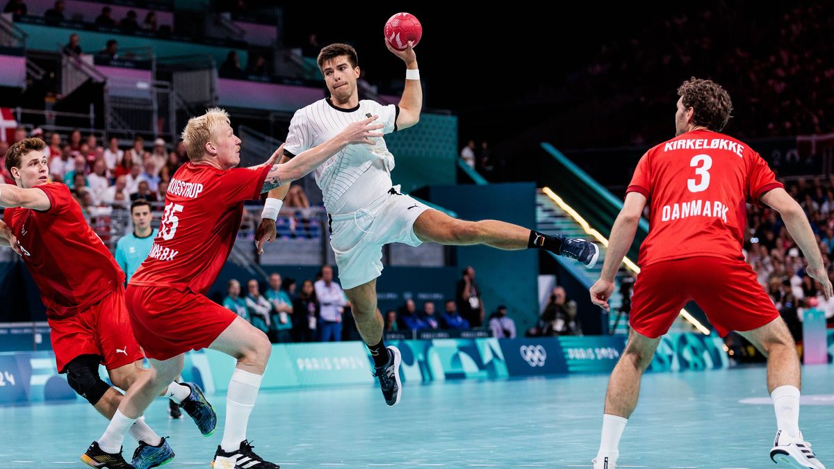 FRA, Lille, Olympischen Spiele Paris 2024, (11.08.2024, Handball Herren Finale Deutschland - Dänemark, Stade Pierre-Mauroy) Magnus Saugstrup (Dänemark, 15), Renars Uscins (Deutschland, 23) im Wurf ...