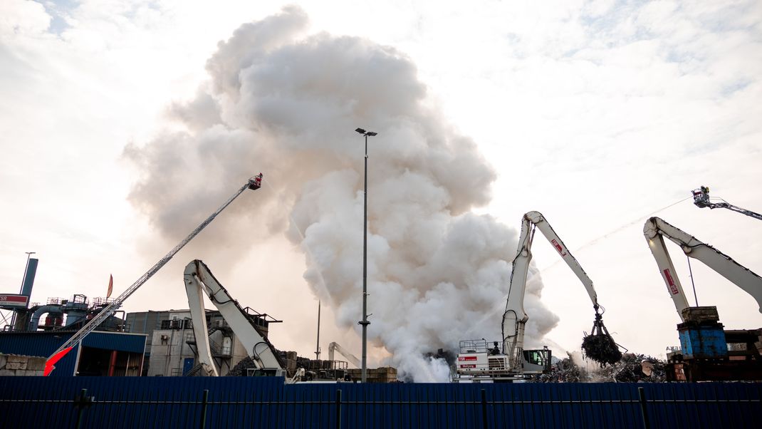 Die Feuerwehr ist am Hamburger Hafen im Einsatz: Ein Schrotthaufen hat Feuer gefangen.