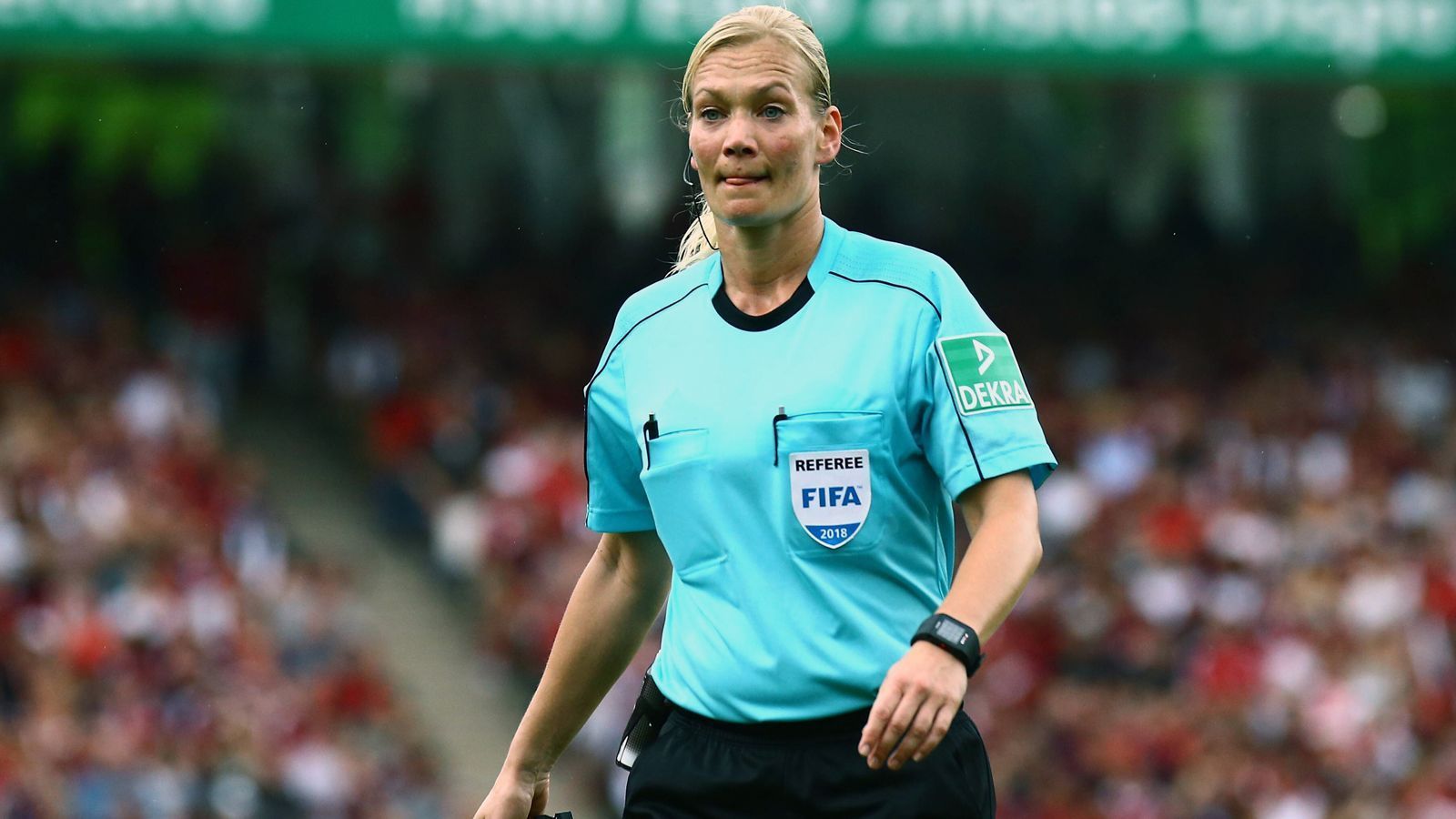 
                <strong>Bibiana Steinhaus (Hannover)</strong><br>
                Alter: 39 JahreBeruf: PolizistinIn der Bundesliga seit: 2017
              