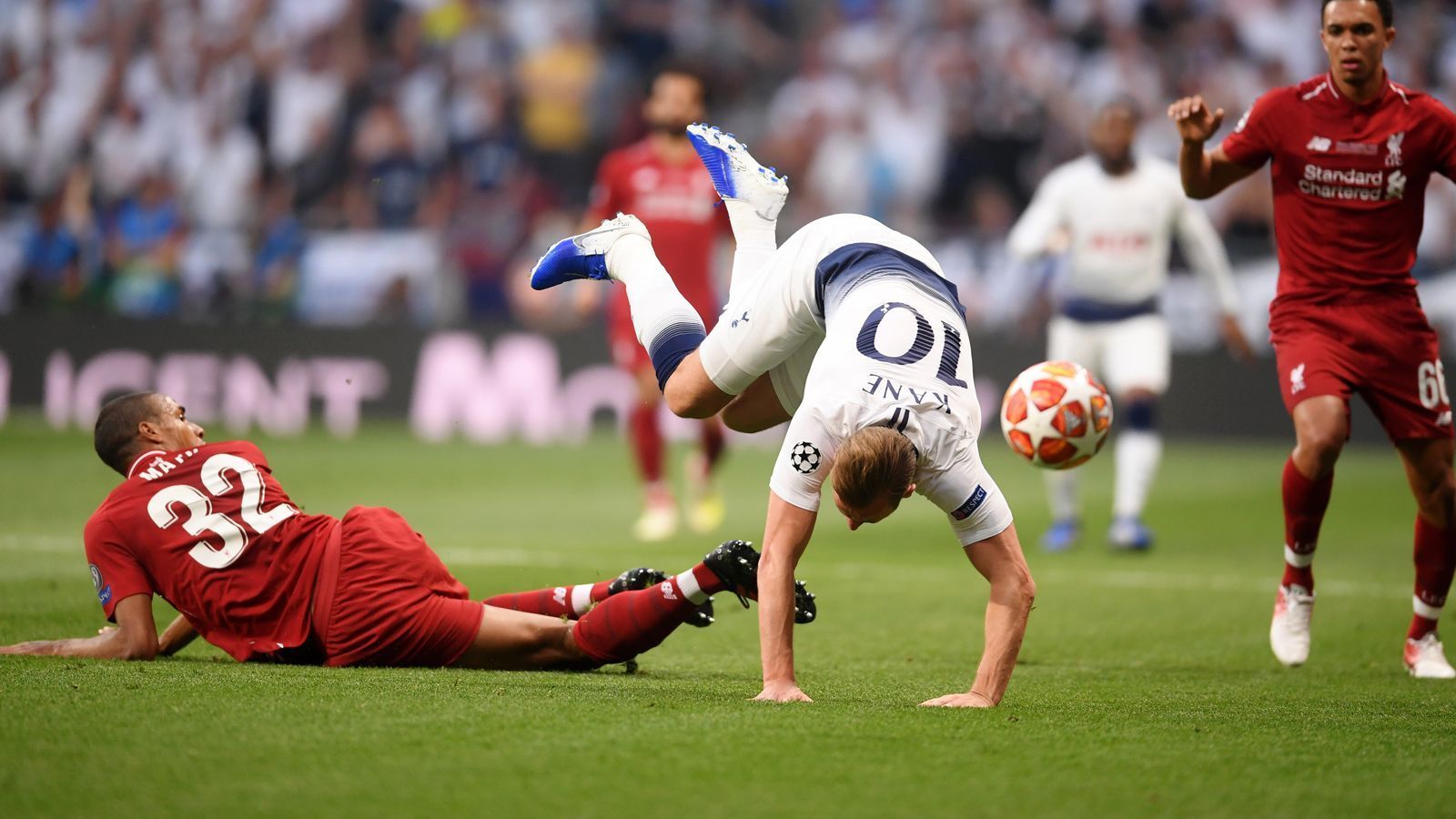 
                <strong>Joel Matip (FC Liverpool)</strong><br>
                Defensiv stabil, wenn auch im ersten Durchgang von den weitgehend ideenlosen Londonern wenig gefordert. Starker öffnender Querpass auf Robertson vor dessen Distanzhammer (38.). Gibt den Assist für Origi vor dem 2:0 (87.). ran-Note: 3
              