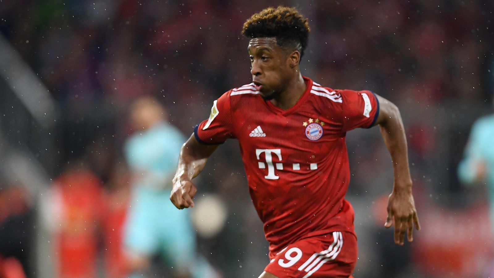 
                <strong>Kingsley Coman</strong><br>
                Beim FC Bayern: August 2015 bis heuteVerpflichtet von: Juventus Turin (28 Millionen Euro Ablöse inklusive vorheriger Leihgebühr)Spiele/Tore für den FC Bayern: 126/26Erfolge beim FC Bayern: Deutscher Meister 2016, 2017, 2018, 2019; Deutscher Pokalsieger 2016, 2019; Deutscher Superpokalsieger 2016, 2017, 2018
              