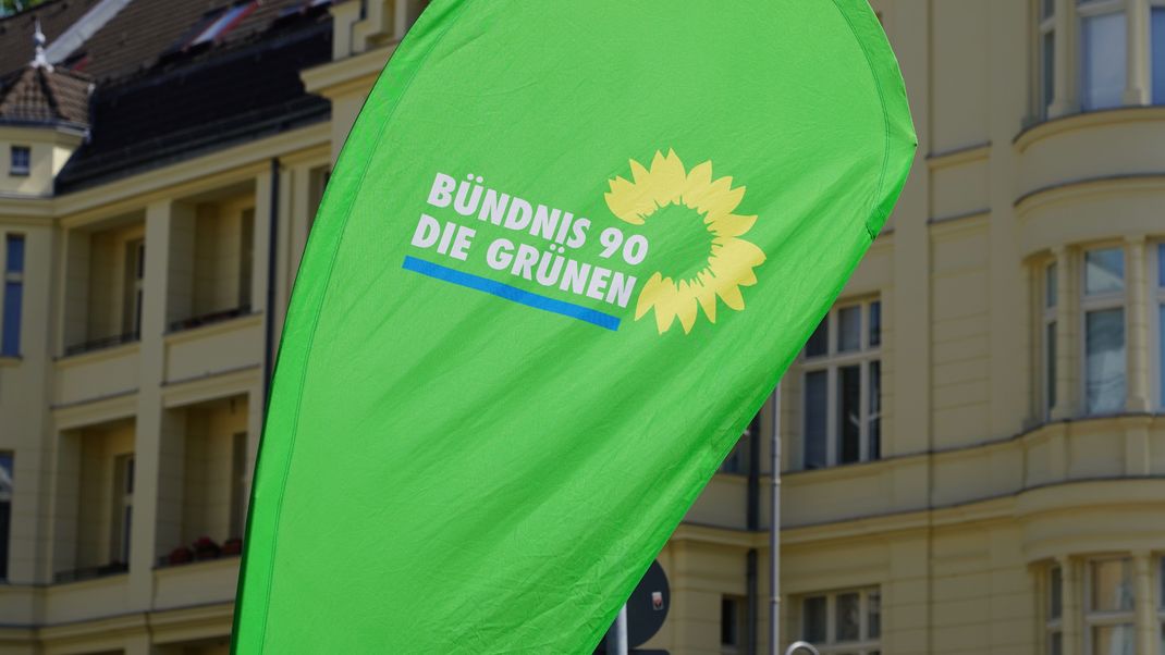 Die Doppelspitze der Grünen Jugend in Niedersachsen nimmt ihren Hut.                 