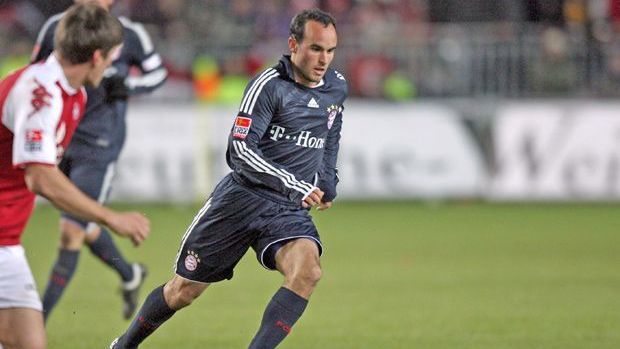 <strong>Landon Donovan</strong><br>
                Der Amerikaner kommt 2009 als Wunschspieler von Jürgen Klinsmann zum FC Bayern München. Donovan ist von Anfang an intern stark umstritten. Angeblich hätte ihn Hermann Gerland nicht mal für die zweite Mannschaft verpflichtet. Nach sechs Spielen geht es im März 2010 zurück in die USA.