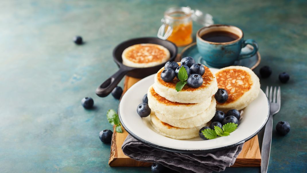 Ein wenig dicker ausgebacken werden die Hüttenkäse Pfannkuchen zu amerikanischen Pancakes.