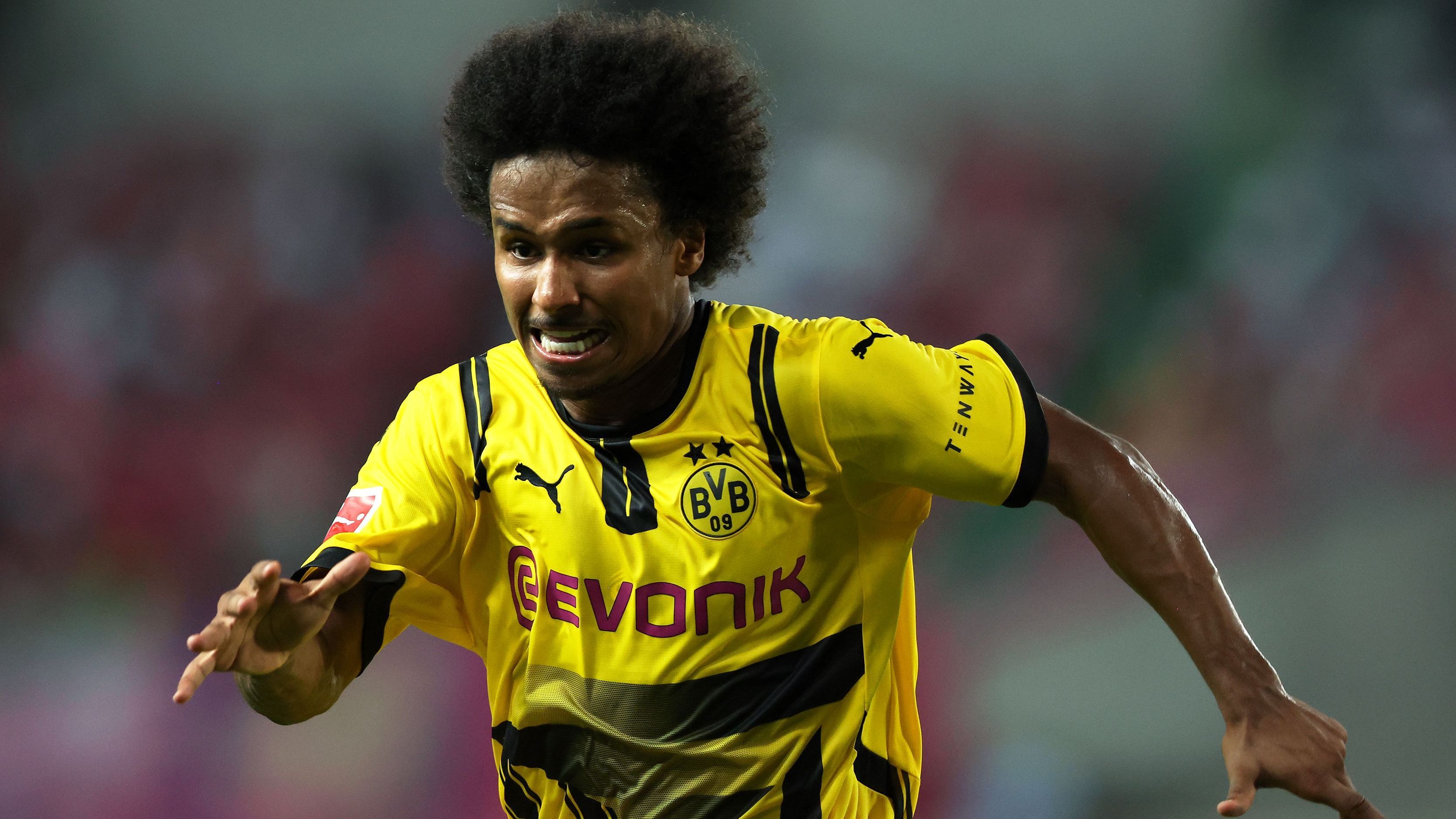 <strong>Karim Adeyemi (Borussia Dortmund)</strong><br>Obwohl Dortmund laut Trainer Nuri Sahin gerne mit Karim Adeyemi in die neue Saison gehen will, reißen die Gerüchte um den Flügelflitzer nicht ab. Laut "Bild" soll seine neue Berater-Agentur den 22-Jährigen bei Juventus Turin angeboten haben. Zwar soll es anschließend ein Treffen gegeben haben, ...&nbsp;