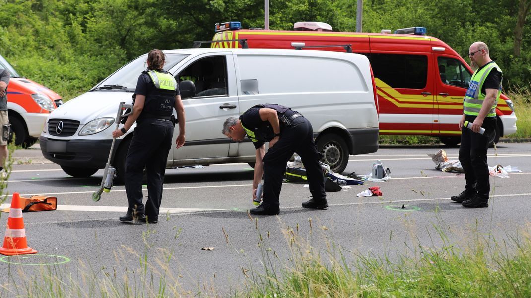 Ein Auto ist in Hürth bei Köln in eine Gruppe von Grundschulkindern gefahren. Mehrere Personen wurden verletzt. 