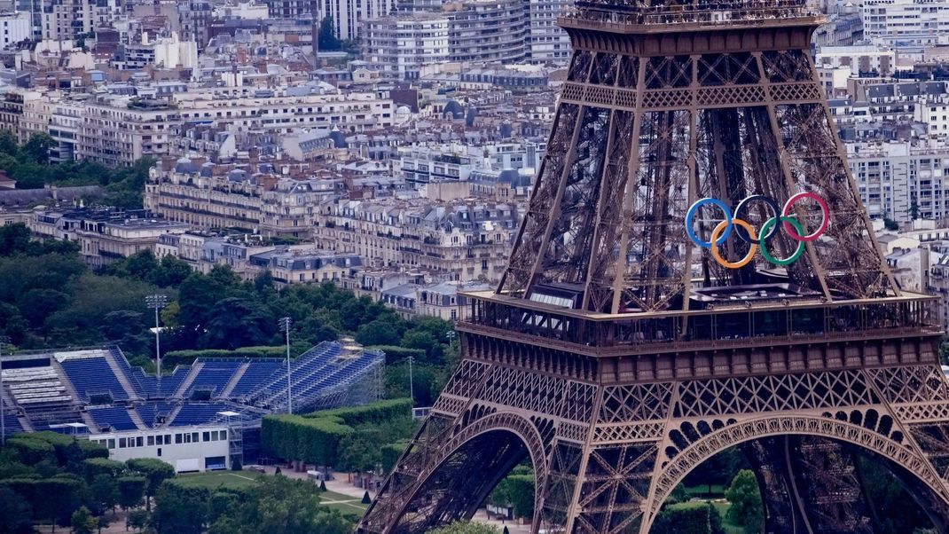 Am Freitag (26. Juli) sollen in Paris die Olympischen Sommerspiele beginnen. Das IOC widerspricht Gerüchten, dass diese aufgrund von politischen Turbulenzen in Frankreich abgesagt oder verschoben werden.