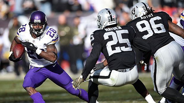 
                <strong>Adrian Peterson lange Reisen</strong><br>
                Adrian Peterson (li.) ist für die gegnerische Defense einfach nicht zu packen. Der Running Back der Minnesota Vikings erläuft beim 30:14 bei den Oakland Raiders 203 Yards. Schon zum sechsten Mal legt der 30-Jährige damit in einem Spiel mehr als 200 Yards zurück - das schafft vor ihm nur ein gewisser OJ Simpson.
              