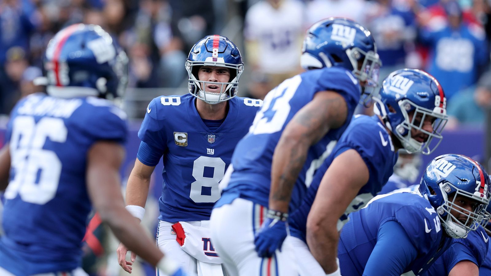 
                <strong>New York Giants: Trotz Winning Record noch kein Playoff-Contender</strong><br>
                Die New York Giants sind nach Woche 11 der Saison auf Playoff-Kurs: Mit einer Bilanz von sieben Siegen und drei Niederlagen stehen die "Big Blue" aktuell auf Platz sechs der NFC. Der berechtigt die New Yorker zur Teilnahme an der Wildcard Round der Playoffs, wo sie aktuell auf die Seattle Seahawks treffen würden. Der gute Record der Giants ist aber noch kein Indiz dafür, dass die Franchise ihre jahrelangen chronischen Probleme endgültig abgelegt hat. ran nennt euch die Gründe, warum die New York Giants (noch) kein Playoff-Contender sind (Stand: 21. November 2022). 
              