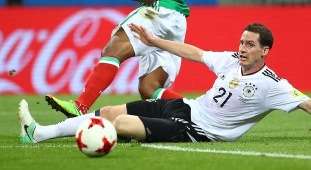 
                <strong>Sebastian Rudy</strong><br>
                Schließt Lücken, verteilt Bälle, räumt ab. Doch Mitte der ersten Halbzeit verlieren Rudy und Co. in der Zentrale etwas den Faden - Mexiko ist klar spielbestimmend. Starkes Tackling gegen Chicharito in Minute 57, unterbindet so einen gefährlichen Konter Mexikos. ran-Note: 3
              