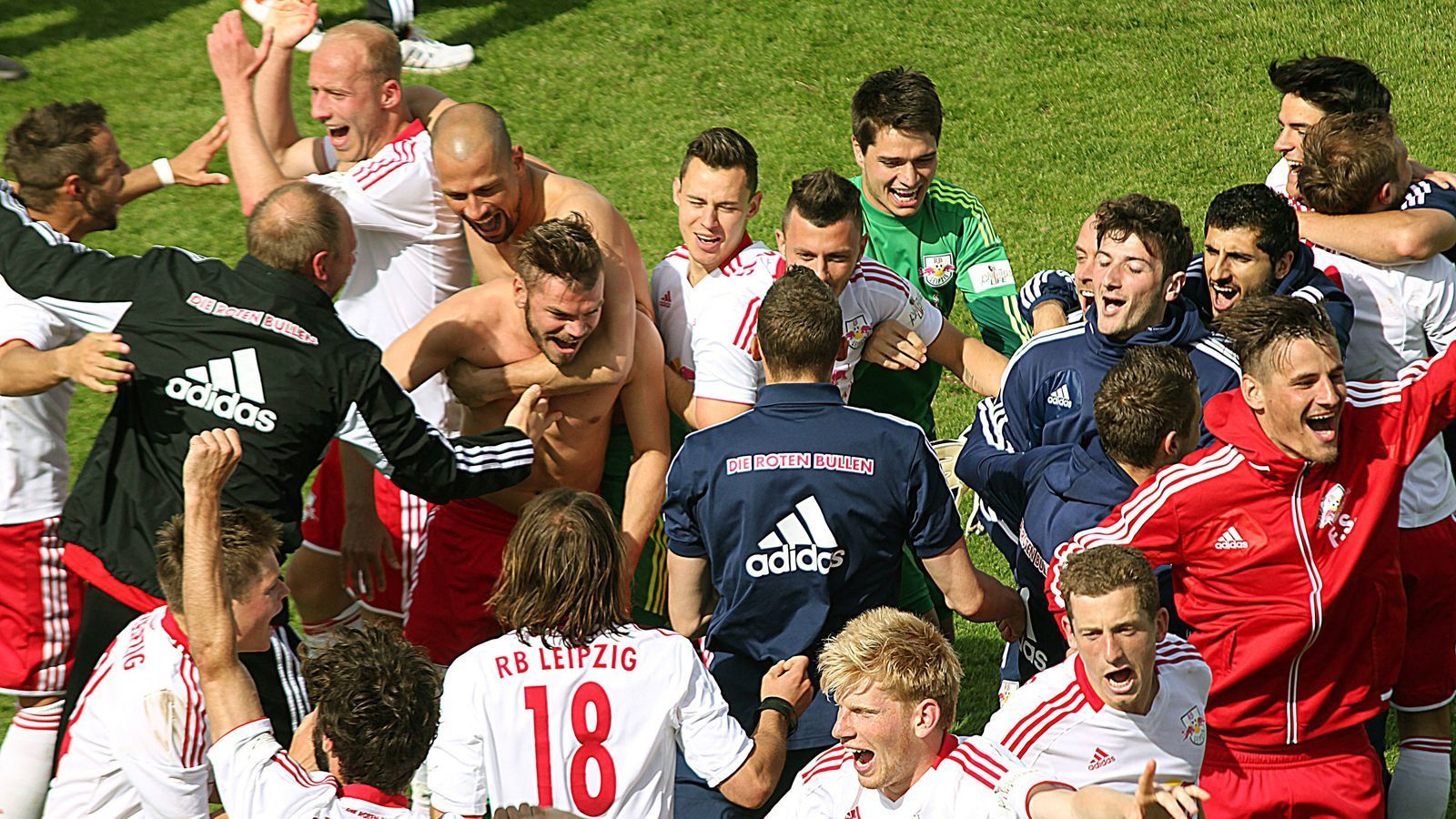 
                <strong>Saison 2012/13: Regionalliga Nordost</strong><br>
                Nach zwei missglückten Anläufen in Richtung 3. Liga, gab es im Sommer 2012 einen radikalen Umbruch. Ralf Rangnick wurde als Sportdirektor für die Red-Bull-Vereine in Salzburg und Leipzig installiert und dem früheren Hoffenheimer Mastermind gelang mit der Verpflichtung von Trainer Alexander Zorniger ein Glücksgriff. Mit 72 Punkten landete RB Leipzig im dritten Jahr in der Regionalliga Nordost souverän auf Platz 1. Doch in der Aufstiegs-Relegation gegen die Sportfreunde Lotte wurde es trotz eines 2:0-Hinspiel-Erfolges für die Leipziger noch einmal unerwartet spannend. Im Rückspiel gelang nämlich den Sportfreunden die Wende und so musste in der Verlängerung ein Eigentor des späteren Leipzigers Tobias Willers herhalten, damit die Sachsen auf Kurs Richtung Aufstieg kamen. Schließlich besorgte Stefan Kutschke sogar noch den 2:2-Ausgleich und damit konnte Leipzig im dritten Versuch endlich den Drittliga-Aufstieg bejubeln.
              