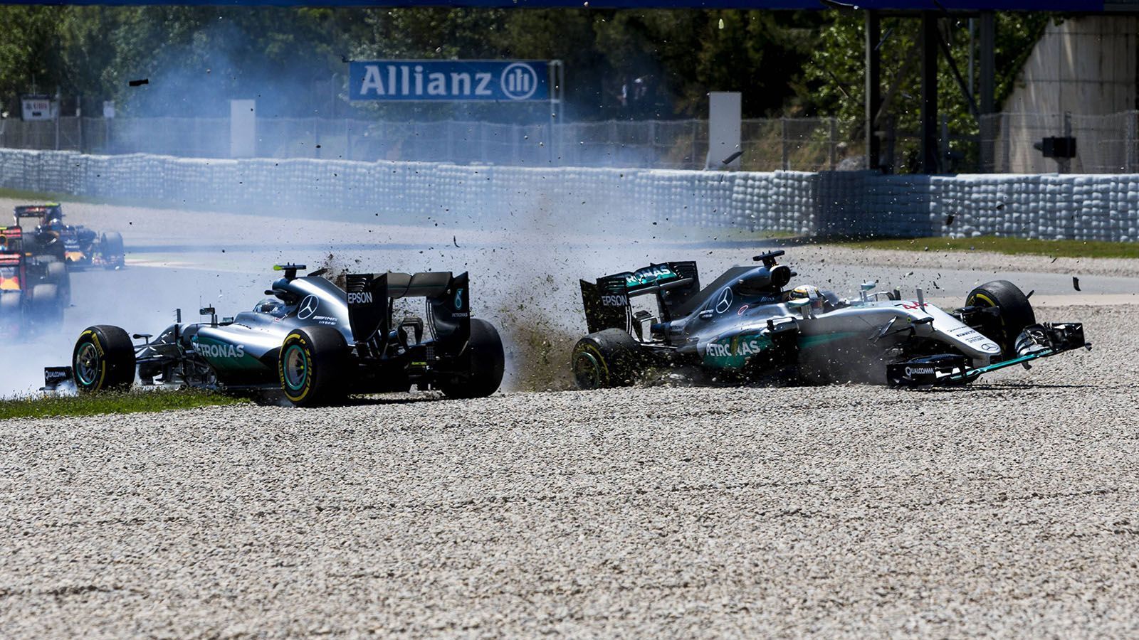 
                <strong>Lewis Hamilton gegen Nico Rosberg (Mercedes)</strong><br>
                2013 wechselte Lewis Hamilton, nach sechs F1-Saisons bei McLaren, zu Mercedes. Dort bildete er zusammen mit seinem Jugendfreund Nico Rosberg die Fahrerpaarung. In den folgenden Jahren verschlechterte sich die Beziehung der beiden Fahrer zunehmend und fand ihren negativen Höhepunkt 2016 in Barcelona. Kurz nach dem Rennstart kollidierten Hamilton und Rosberg und fanden sich im Kiesbett wieder. Wenige Wochen später verursachte Rosberg einen Crash in Österreich, der ihm letztendlich den Sieg kostete.
              