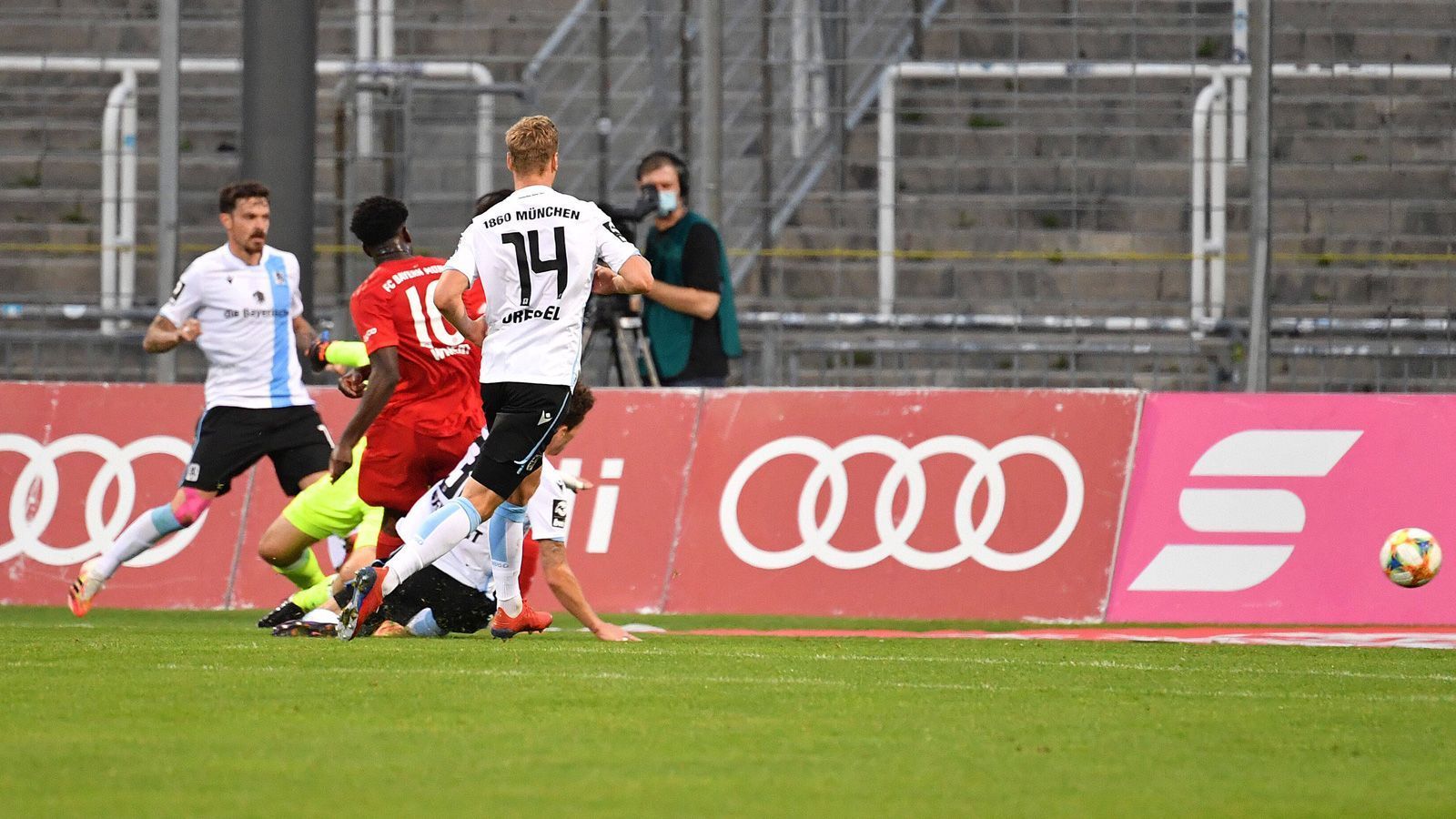 
                <strong>Münchner Derby: FC Bayern II vs. 1860 München</strong><br>
                Nochmal die Szene zum 1:1. Hart bedrängt bleibt Wriedt ganz cool. Das macht einen Torjäger eben aus.
              