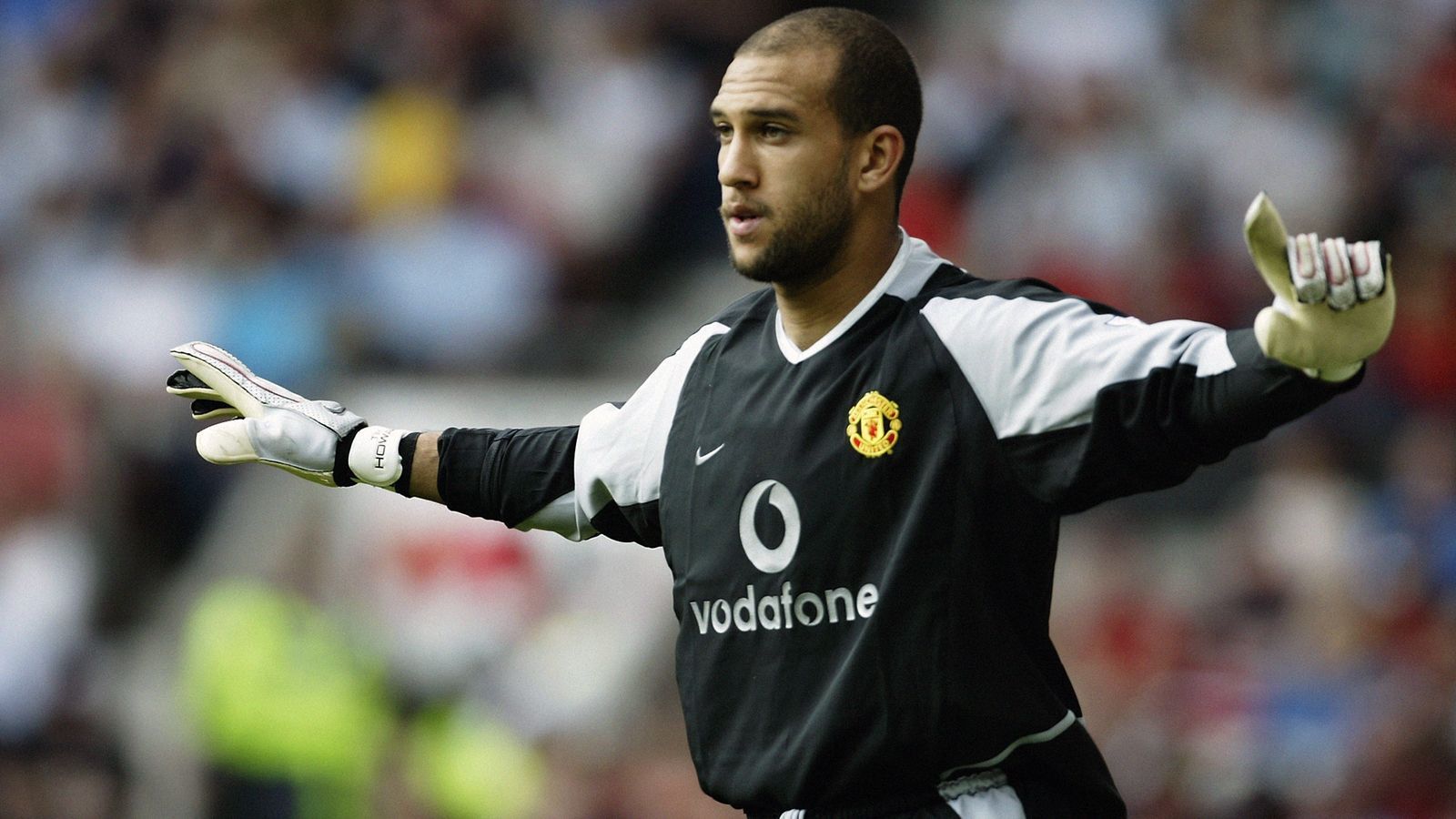 
                <strong>Tim Howard (von 2003 bis 2006 bei Manchester United)</strong><br>
                Carrolls Vorgänger als Mann zwischen den United-Pfosten war der US-Amerikaner Tim Howard, der 2003 als 24-Jähriger von den New York Metro Stars auf die Insel wechselte. Das große Glück fand er in Manchester jedoch nicht, obwohl Howard zunächst die Nummer 1 wurde. Weil die Leistungen des damaligen Nationalspielers schwankten, konnte er seinen Status als Stammspieler nur etwas mehr als ein Jahr halten. Im Sommer 2006 wechselte der US-Boy dann zunächst auf Leihbasis und ein Jahr später fest zu Uniteds Liga-Rivalen Everton, wo er zur Vereins-Ikone wurde (413 Pflichtspiel-Einsätze). Derzeit lässt der 39-Jährige seine Karriere beim MLS-Klub Colorado Rapids ausklingen.
              