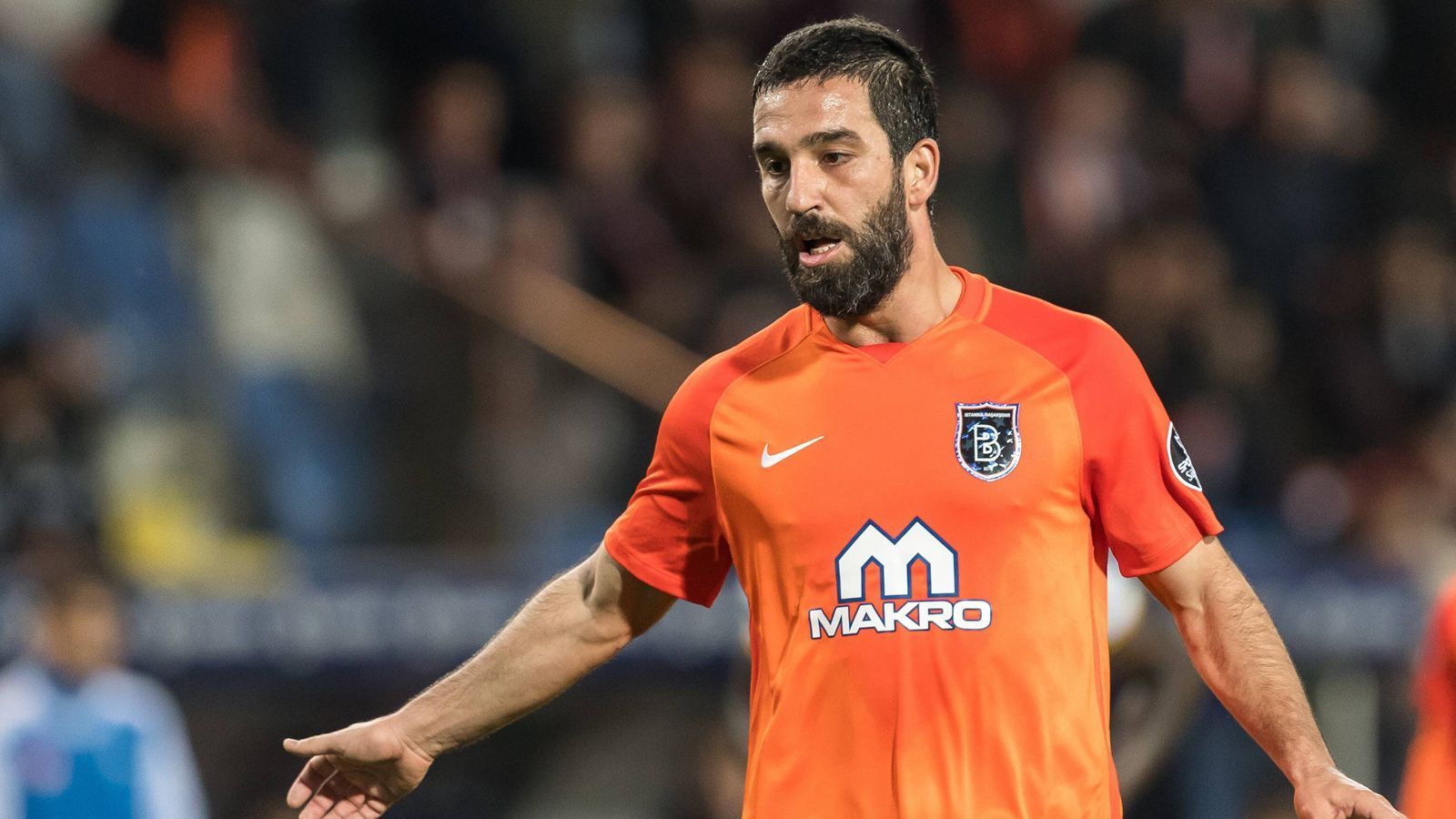 
                <strong>Arda Turan (sexuelle Belästigung/vorsätzliche Körperverletzung/illegaler Waffenbesitz)</strong><br>
                Arda Turan könnte vor einem unwürdigen Ende seiner Karriere stehen. Dem 31-Jährigen droht eine langjährige Haftstrafe, aufgrund eines Zwischenfalls vor einem Nachtklub in Istanbul. Turan soll in einer Prügelei mit dem türkischen Schlagerstar Berkay Sahin verwickelt gewesen sein. Dabei soll sich Sahin einen Nasenbeinbruch zugezogen haben. Gegen Turan wurde Anklage wegen sexueller Belästigung, unerlaubten Waffenbesitzes und vorsätzlicher Körperverletzung erhoben. Von der Ermittlungsbehörde wird eine Haftstrafe von zwölfeinhalb Jahren gefordert. 
              