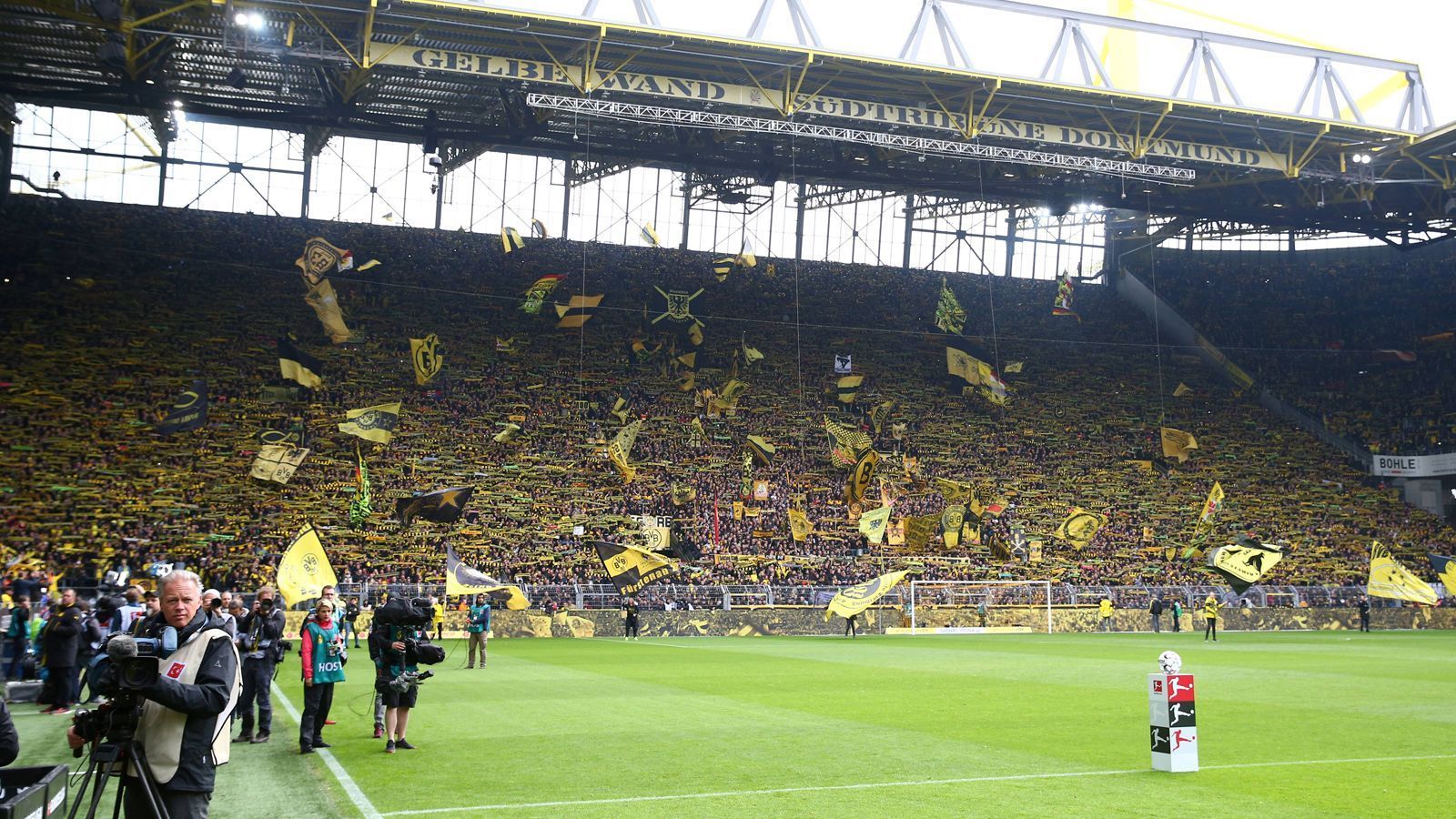 
                <strong>Borussia Dortmund</strong><br>
                Vereinshymne: "Wir halten fest und treu zusammen" (Heinrich Kersten), "Heja BVB" (Karl-Heinz Bandosz)
              