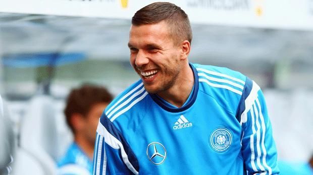 
                <strong>Lukas Podolski</strong><br>
                ... an den zwei Tagen am Set musste der Weltmeister seinen Text auswendig lernen und konnte nicht improvisieren. Die gesammelten Erfahrungen während des Drehs haben den Kölner schwer beeindruckt: "Was da am Set alles los ist … Schauspieler liefern wirklich eine große Leistung ab." Genau wie die folgenden Fußballer im Film-Business ...
              