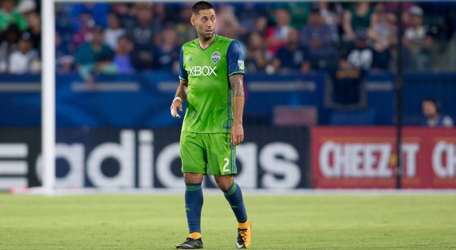 
                <strong>Platz 6: Clint Dempsey (Seattle Sounders FC)</strong><br>
                Obwohl Clint Dempsey schon 34 Jahre alt ist, zählt sein Trikot nach wie vor zu den beliebtesten in der MLS. Kein Wunder, schließlich ist der amerikanische Nationalspieler noch immer äußerst treffsicher. Mit zwölf Toren hatte er großen Anteil am Einzug in die Playoffs. Dort trifft er mit seinem Team im Halbfinale auf Houston Dynamo. Sollte er sein Team zum zweiten Meistertitel in Folge führen, würde das den Verkaufszahlen seines Trikots sicher nicht schaden. 
              