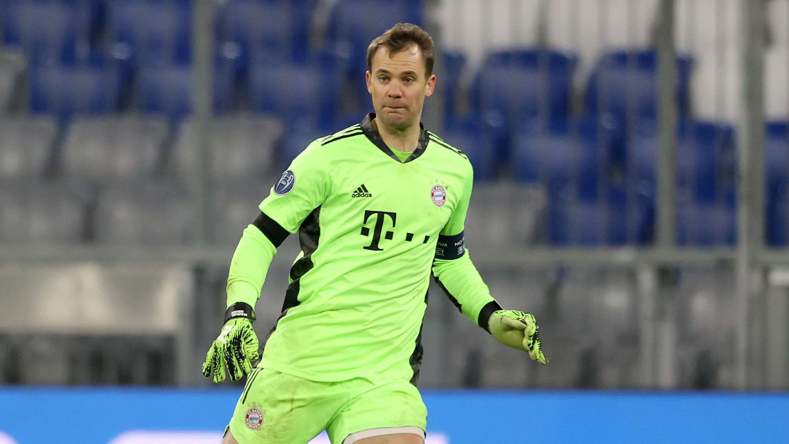 
                <strong>Tor: Manuel Neuer in überragender Form</strong><br>
                Trotz der kleinen Unsicherheit gegen den VfB Stuttgart am vergangenen Wochenende befindet sich Manuel Neuer weiterhin in absoluter Top-Form und dürfte auch gegen Leipzig im Mittelpunkt stehen. Unter der Woche wurde der Bayern-Kapitän dann geschont und Ersatzmann Alexander Nübel durfte ran. So bekam der 34-Jährige eine lang verdiente Pause und sollte erholt in den Bundeslia-Kracher gehen. Zudem ist es am Samstag genau 42 Tage her, dass die Bayern in der Bundesliga ohne Gegentor blieben, was Neuer noch einmal mehr motivieren dürfte. Um an Neuer in dieser Form im Eins-gegen-Eins vorbeizukommen, müssen sich die Leipziger Stürmer etwas Besonderes überlegen. 
              