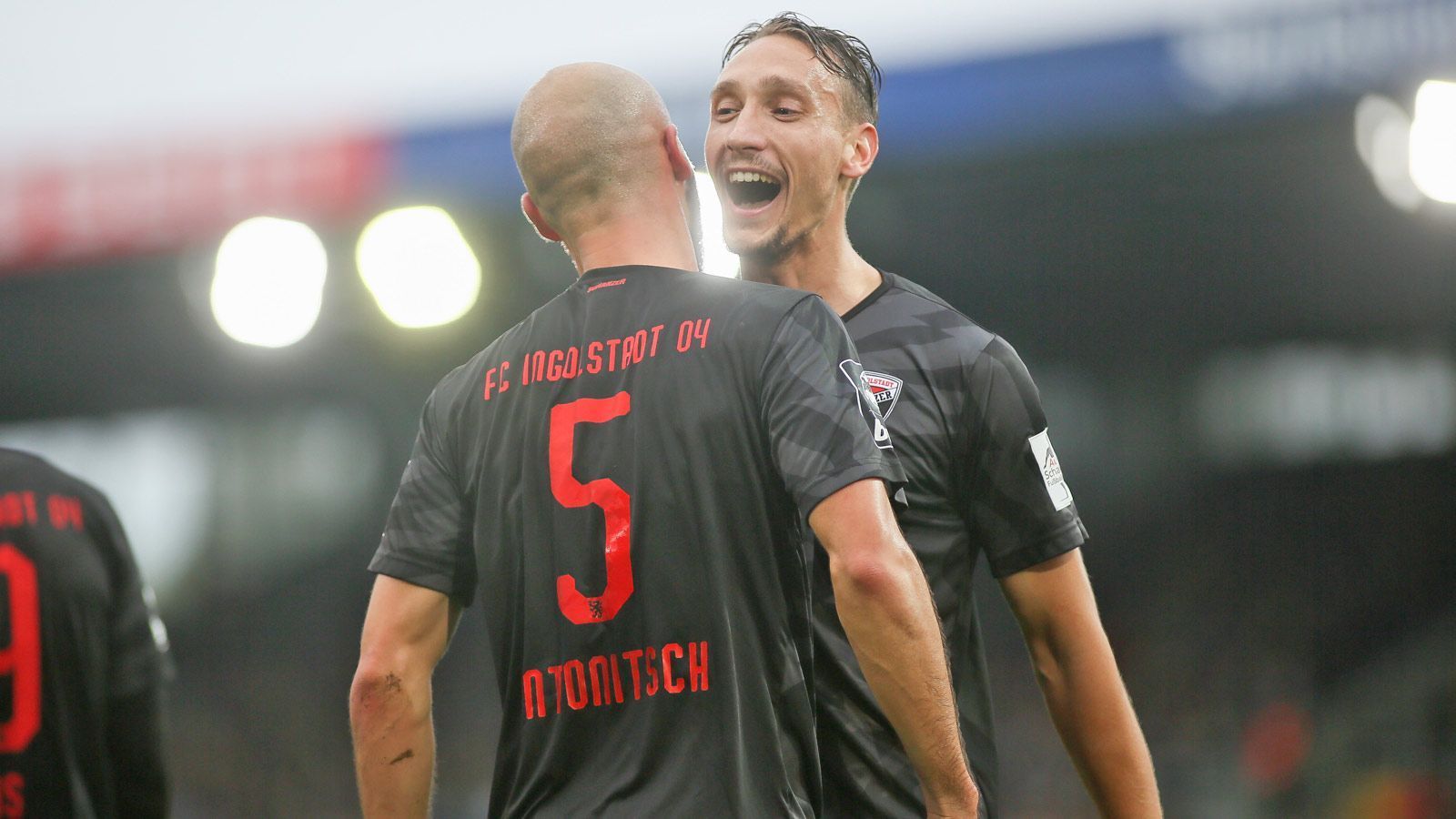 
                <strong>Platz 8: FC Ingolstadt (42 Punkte)</strong><br>
                Für den FC Ingolstadt gibt es nur ein Ziel: den direkten Wiederaufstieg. War der Klub nach der Hinrunde als Tabellenzweiter noch auf Kurs, läuft in der Rückrunde kaum mehr was zusammen. Zwei Siege und zwei Unentschieden aus neun Spielen sind zu wenig für ein Team mit diesem Anspruch. Konsequenz: Trainer Jeff Saibene musste seinen Hut nehmen, Thomas Oral übernahm. Durch die bittere Last-Minute-Niederlage gegen den FC Bayern II rutschen die Schanzer weiter ab. Nun wartet Unterhaching.
              