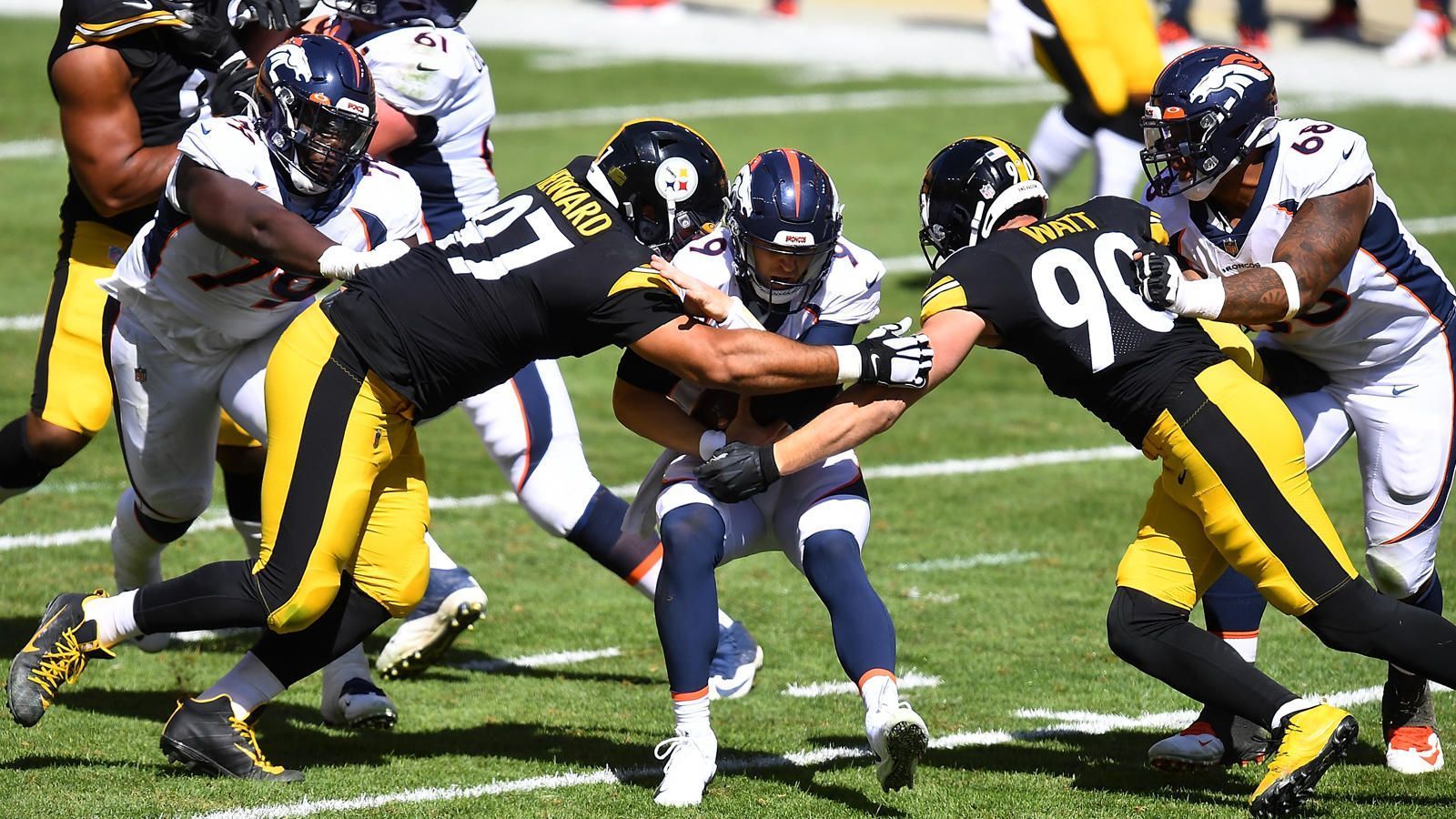 
                <strong>Pittsburgh Steelers: Druck ohne Ende</strong><br>
                Auf der anderen Seite des Balls dominiert die Front Seven der Steelers nahezu jedes Spiel, gerade die Defensive Line um T.J. Watt, Bud Dupree, Cameron Heyward und Stephon Tuitt bereitet jeder Offensive Line das Leben zur Hölle. Da ist es keine Überraschung, dass die Steelers Front die meisten Pressures und Sacks der Liga generiert. Auch gegen den Lauf befindet sich die Defense an der Spitze der Liga. Watt und Co. spielen so gut, dass sie sogar einen Rekord aus 1985 eingestellt haben: Pittsburgh gelangen in allen sechs Saisonspielen mindestens drei Sacks und eine Interception. Das ist in erster Linie der Verdienst der starken Front Seven, denn die Secondary wurde trotz des starken Pass Rushs schon das ein oder andere Mal entblößt.
              