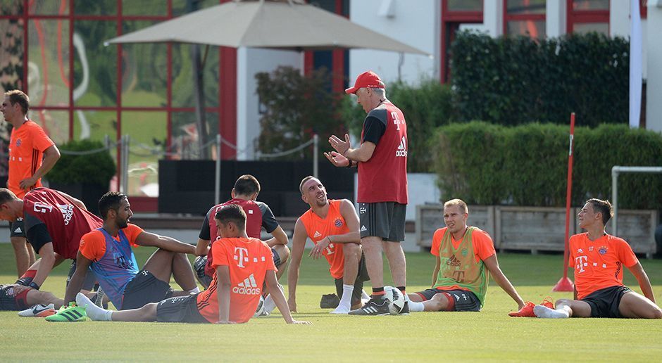 
                <strong>Pause</strong><br>
                Bei den kurzen Erholungen erklärte Ancelotti seinen Spielern, wie er sich die kommenden Jahre beim FC Bayern vorstellt. 
              