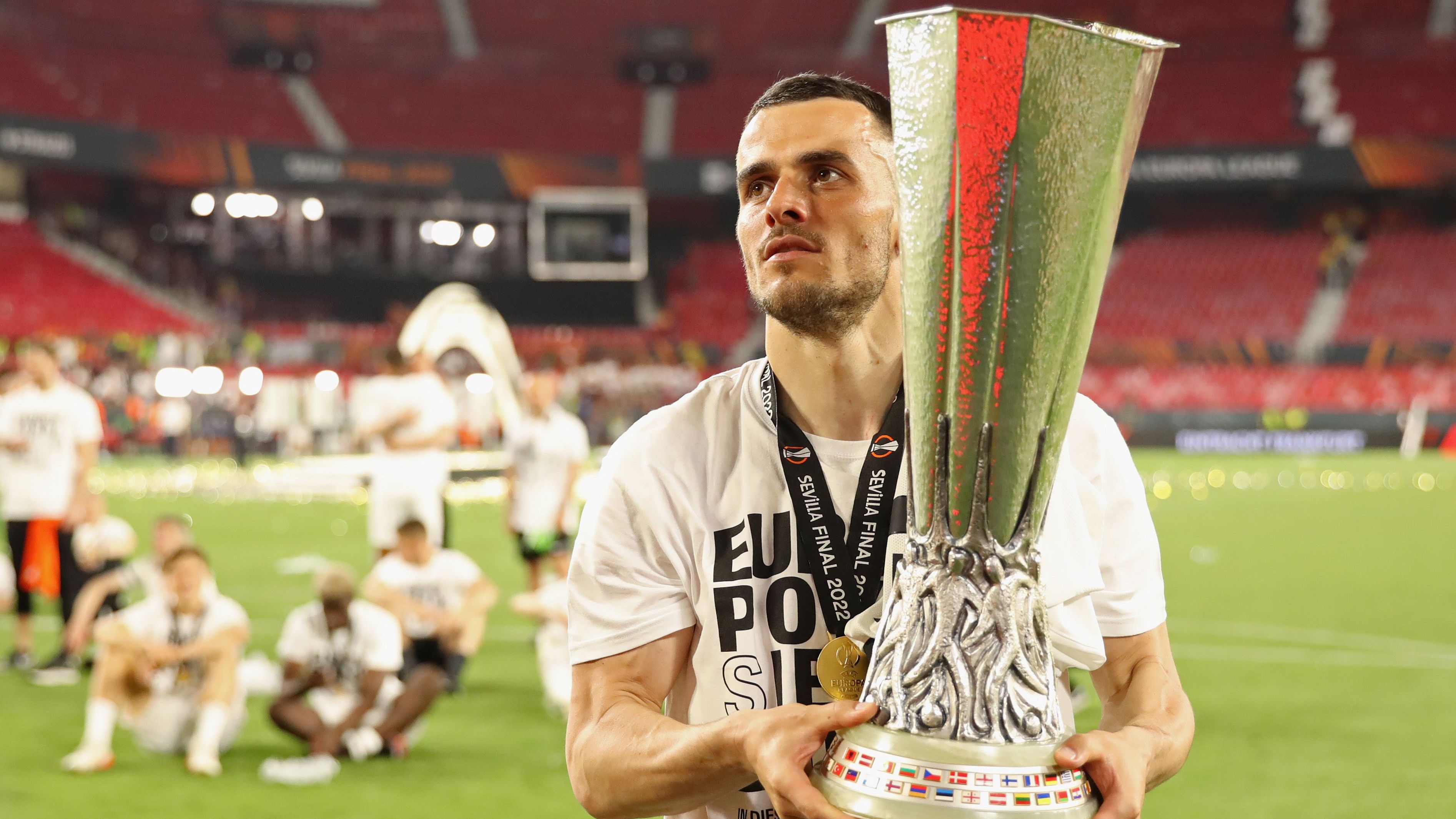 <strong>Filip Kostic (Fenerbahce Istanbul)</strong><br>... könnten sich die Verhandlungen doch etwas schwieriger gestalten, denn der Serbe ist aktuell nur an Fenerbahce Istanbul ausgeliehen, sein Stammverein ist nach wie vor Juventus Turin. Demnach müsste Union wohl auch mit den Italienern noch eine Einigung erzielen. Zudem kommt Kostic während seiner bisherigen Leihe zu Fener unter Star-Trainer Jose Mourinho zu sehr regelmäßigen Einsätzen.