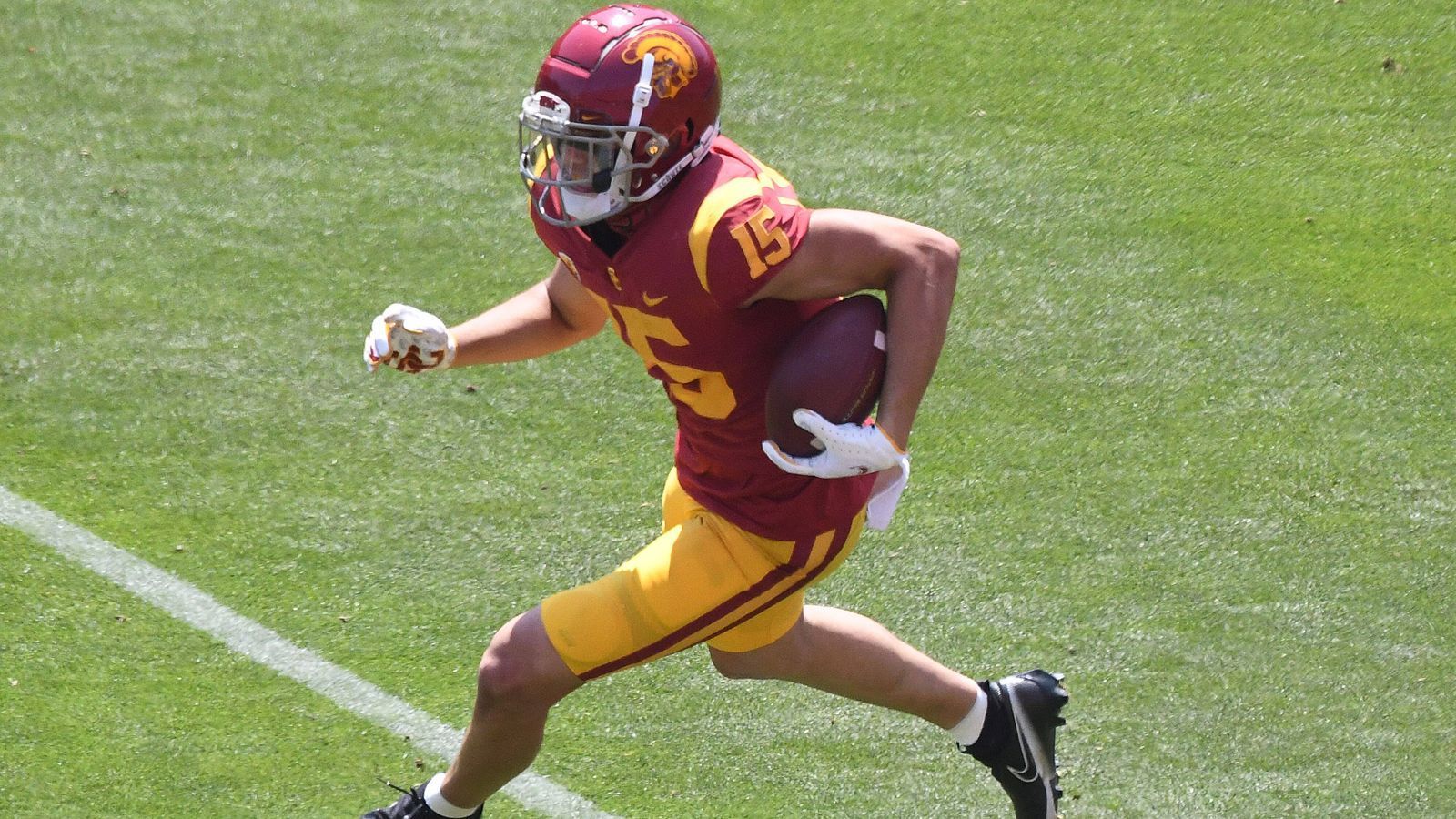 
                <strong>USC Trojans   </strong><br>
                Kedon Slovis zählt zu den aufstrebenden Quarterbacks im College Football. 2019 wurde er zum Pac-12 Offensive Freshman of the Year ernannt. Seine mangelnde Mobilität kompensiert der Spielmacher der USC Trojans durch seinen guten Wurfarm. Vergangene Saison brachte er in sechs Spielen 67 Prozent seiner Pässe an. Die Offensive Line verlor in Alijah Vera-Tucker (New York Jets) einen Schlüsselspieler. Wide Receiver Drake London ist die vielleicht stärkste Waffe der Offense. Das Laufspiel soll durch Neuzugang Keaontay Ingram (Texas Longhorns) belebt werden ...
              