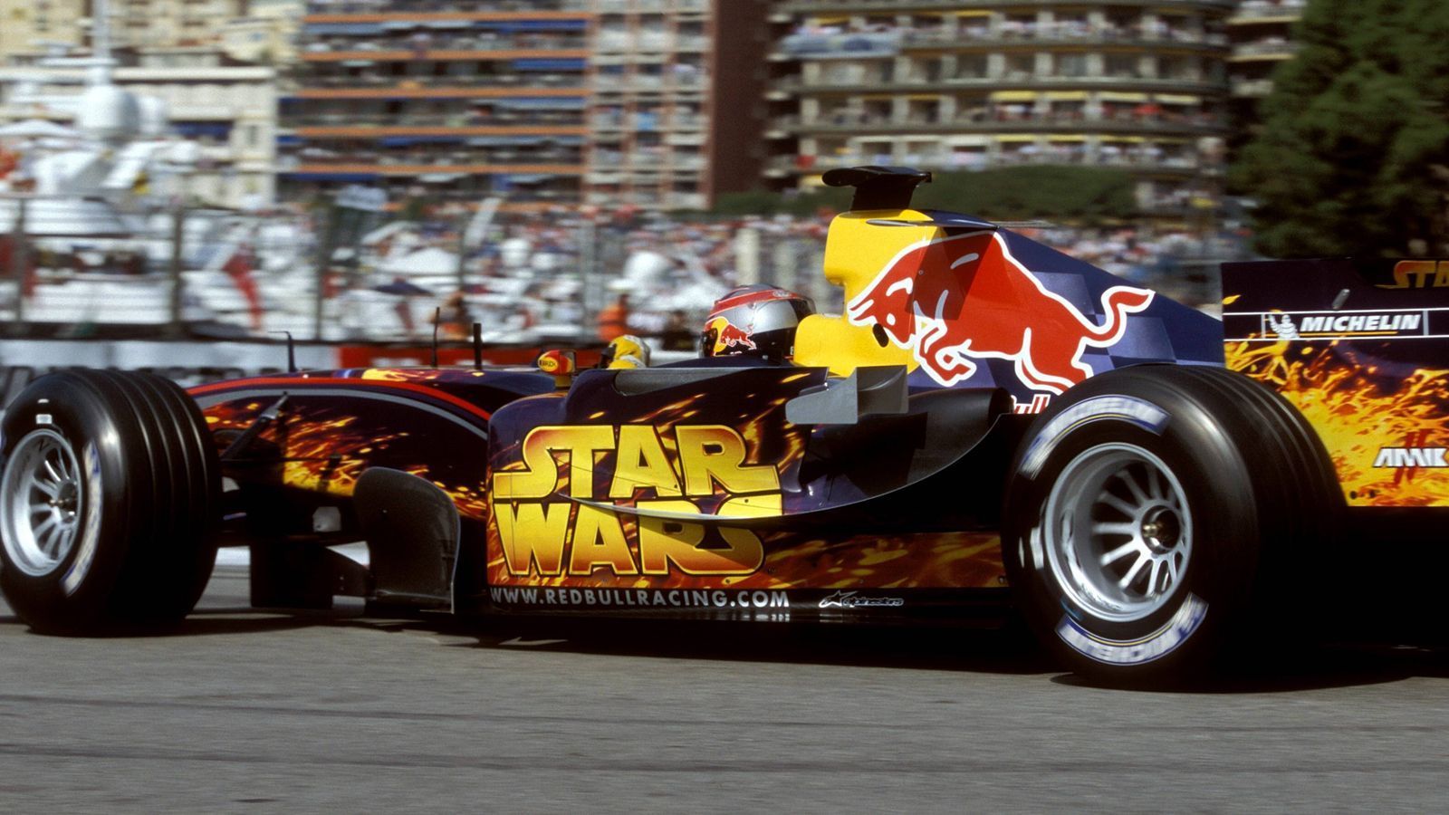 
                <strong>Bond, Superman, Penthouse: Die verrücktesten Formel-1-Lackierungen</strong><br>
                2005 fahren die Red Bulls in Monaco in Star-Wars-Lackierung.
              