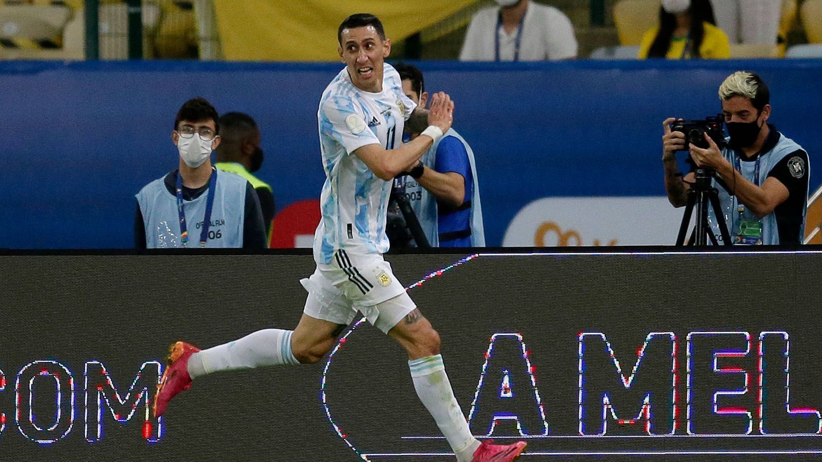 
                <strong>Zentrales Mittelfeld: Angel di Maria</strong><br>
                Der Argentinier verfügt über eine starke Technik und einen guten Abschluss. Aber vor allem soll er die drei Ausnahmekönner in der Sturmreihe versorgen und in Szene setzen. Doch auch di Marias Qualitäten dürfen nicht unterschätzt werden.
              