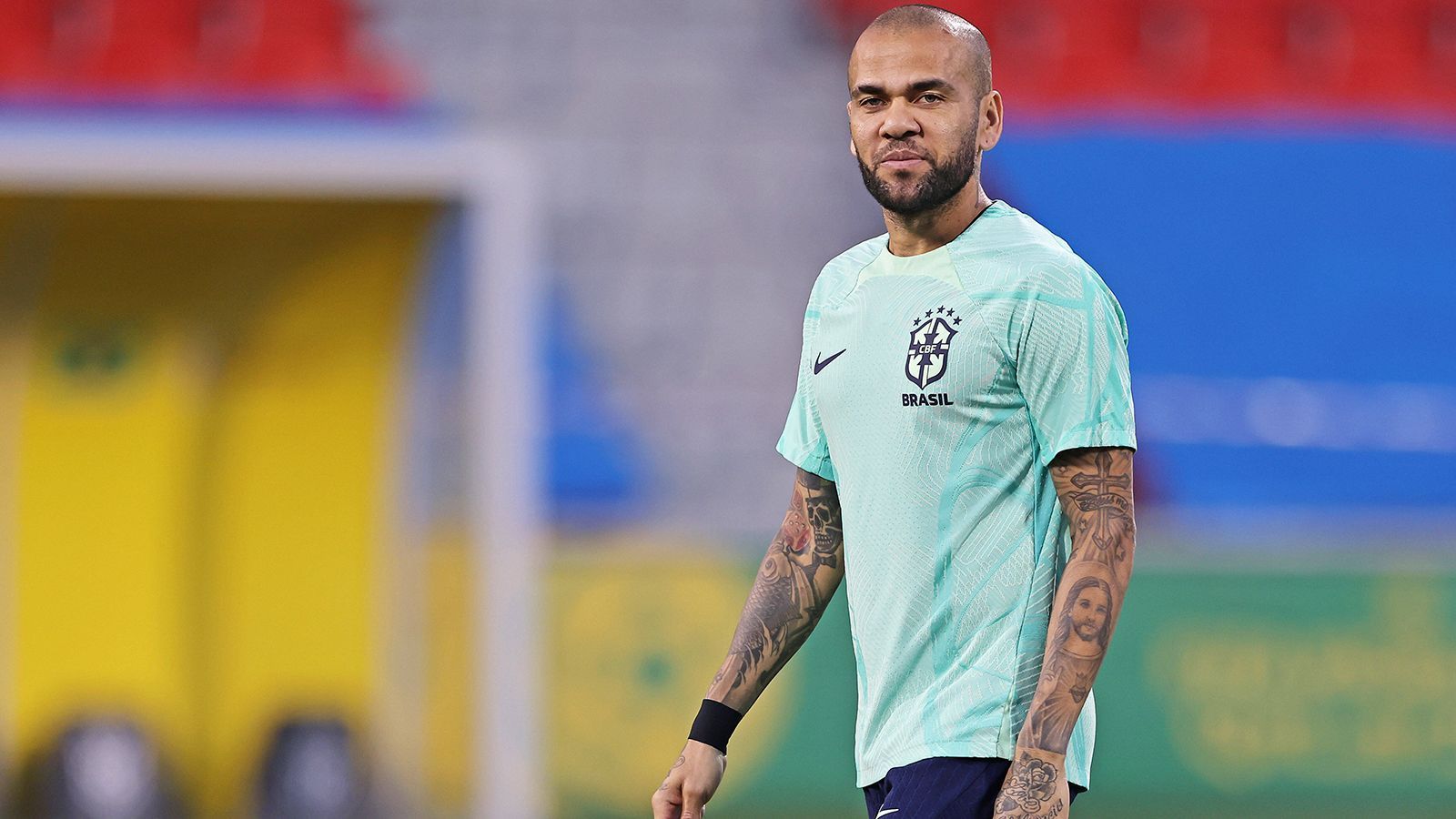 
                <strong>Dani Alves</strong><br>
                Alt-Star und Barca-Legende Dani Alves wurde von der spanischen Polizei wegen Vorwürfen der sexuellen Nötigung festgenommen und befindet sich derzeit in Gewahrsam. Das bestätigte ein Sprecher der katalanischen Polizei. Dem langjährigen Außenverteidiger der "Blaugrana" wird vorgeworfen eine Frau beim Tanzen im "Sutton"-Nachtklub in Barcelona im Intimbereich berührt zu haben. Der Vorfall soll sich Ende Dezember ereignet haben. Die Frau zeigte den 39-Jährigen in der Folge an. Alves selbst bestreitet die Vorwürfe vehement: "Ja, ich war an diesem Ort, mit mehreren Leuten, und habe mich amüsiert. Und wer mich kennt, weiß, dass ich gerne tanze. Ich habe getanzt und mich amüsiert, ohne in die Privatsphäre der anderen einzudringen. Ich weiß nicht, wer diese Dame ist." Bei der Anhörung soll ein Richter über das weitere Vorgehen entscheiden.
              