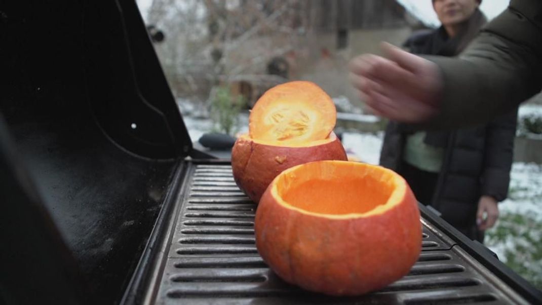 Alternativ zum Backofen, kannst du die Kürbisse auf dem Grill im Garten zubereiten - ein außergewöhnliches Erlebnis für das nächste Treffen mit Familie oder Freunden. 